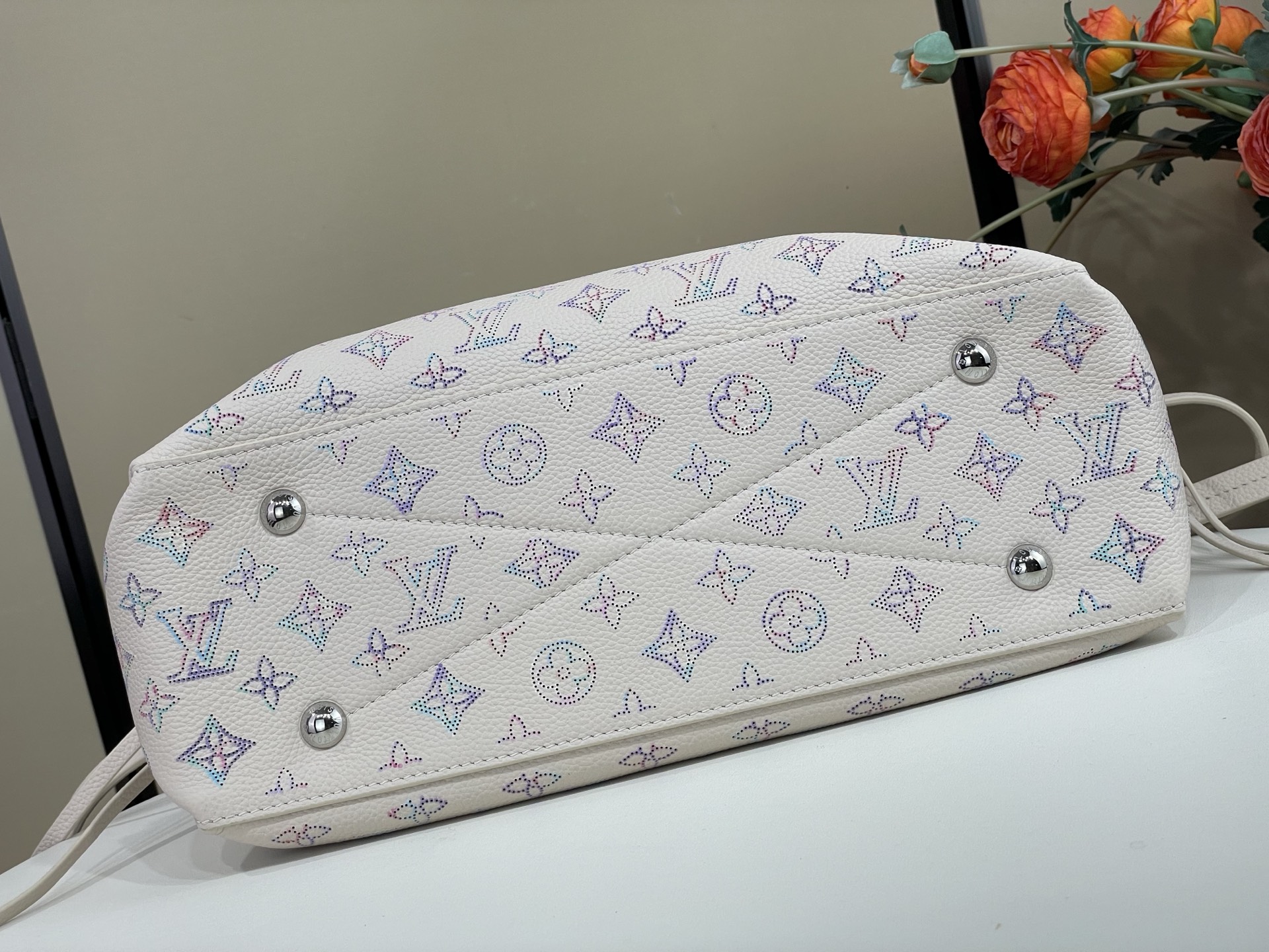 【顶级原单】【Bella Tote 手袋】M59200 2A169 白色/紫色（渐变-冲孔） 取材柔软镂花穿孔牛皮革，于