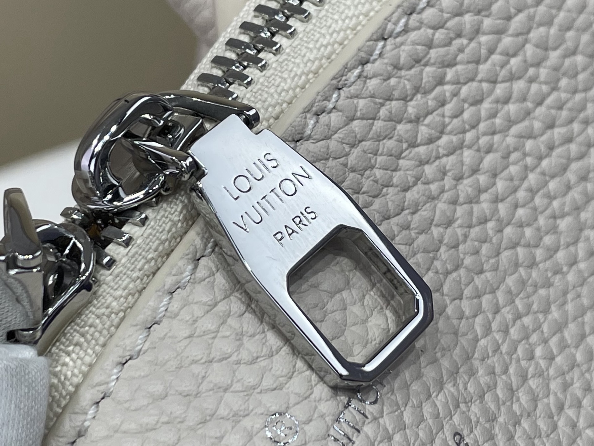 【顶级原单】【Bella Tote 手袋】M59200 2A169 白色/紫色（渐变-冲孔） 取材柔软镂花穿孔牛皮革，于
