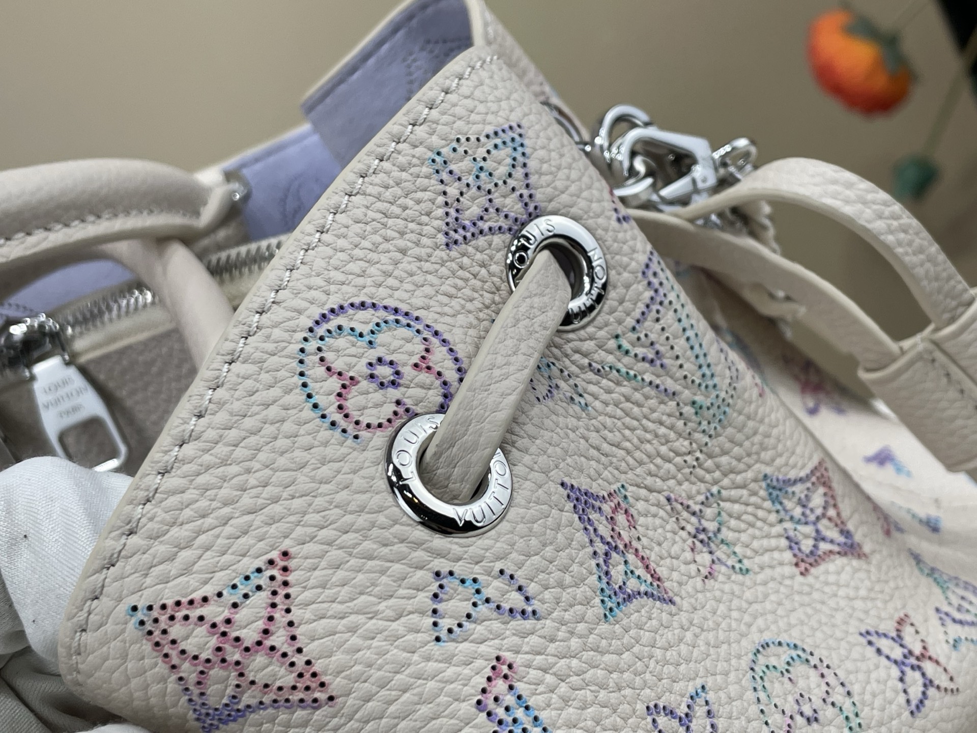 【顶级原单】【Bella Tote 手袋】M59200 2A169 白色/紫色（渐变-冲孔） 取材柔软镂花穿孔牛皮革，于