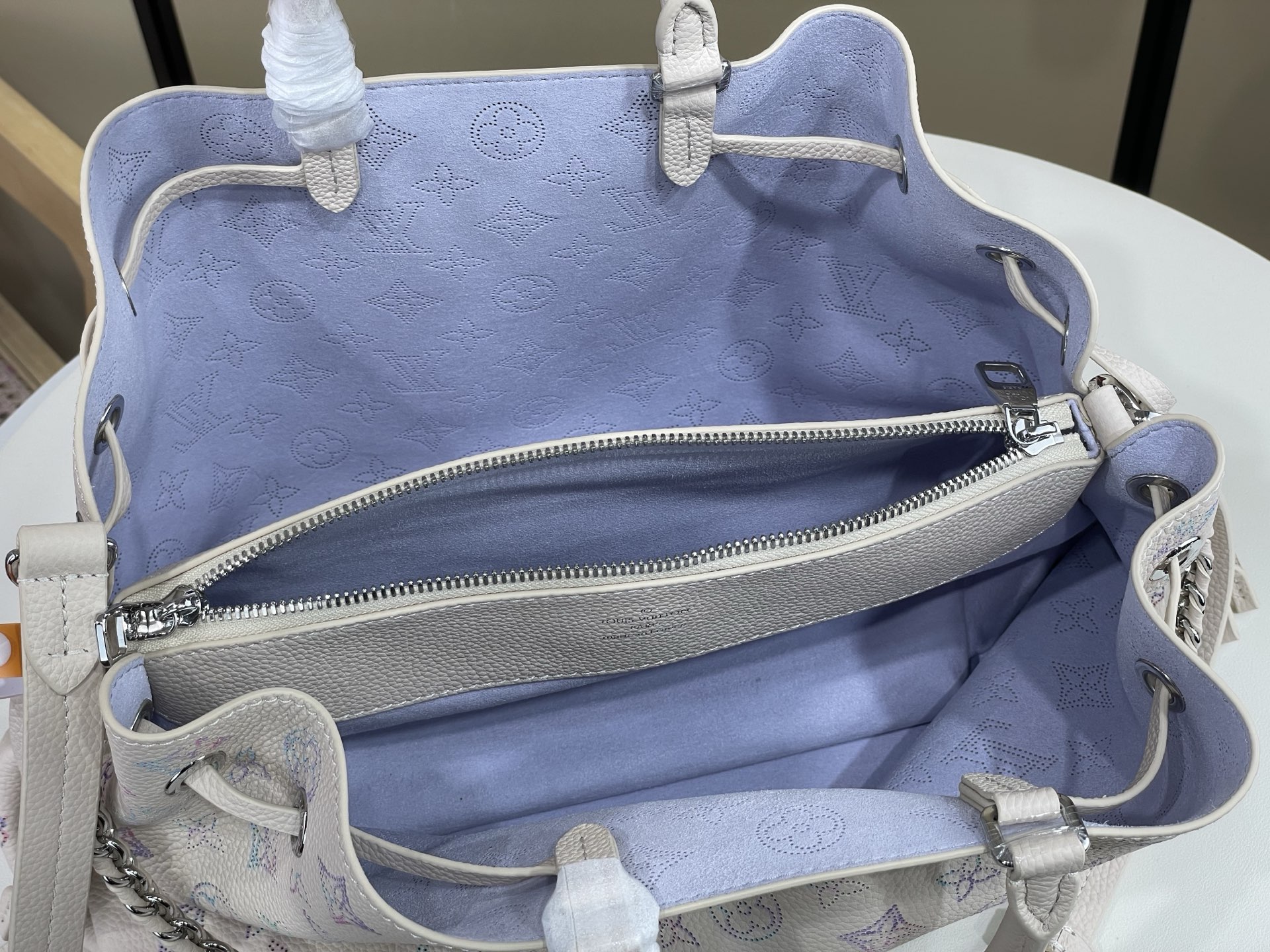 【顶级原单】【Bella Tote 手袋】M59200 2A169 白色/紫色（渐变-冲孔） 取材柔软镂花穿孔牛皮革，于