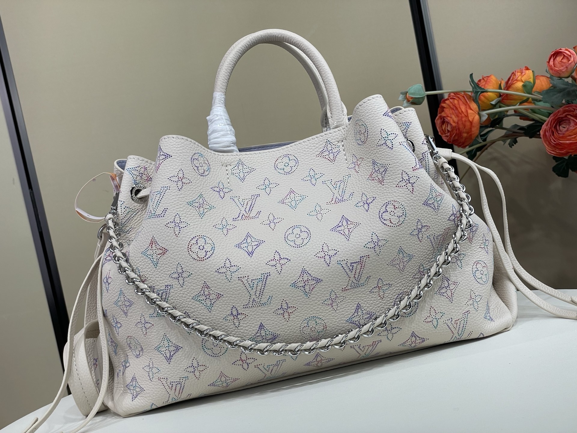 【顶级原单】【Bella Tote 手袋】M59200 2A169 白色/紫色(渐变-冲孔) 取材柔软镂花穿孔牛皮革,于 【顶级原单】【Bella Tote 手袋】M59200 2A169 白色/紫色(渐变-冲孔) 取材柔软镂花穿孔牛皮革,于