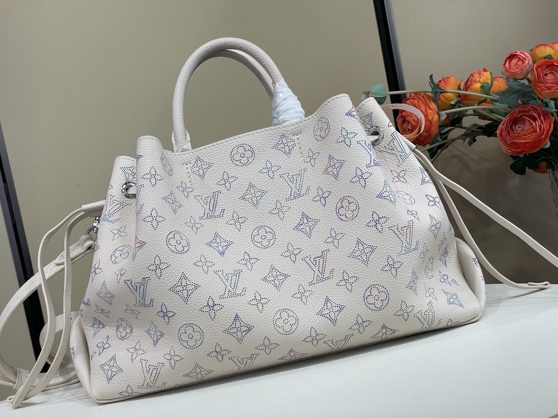 【顶级原单】【Bella Tote 手袋】M59200 2A169 白色/紫色（渐变-冲孔） 取材柔软镂花穿孔牛皮革，于
