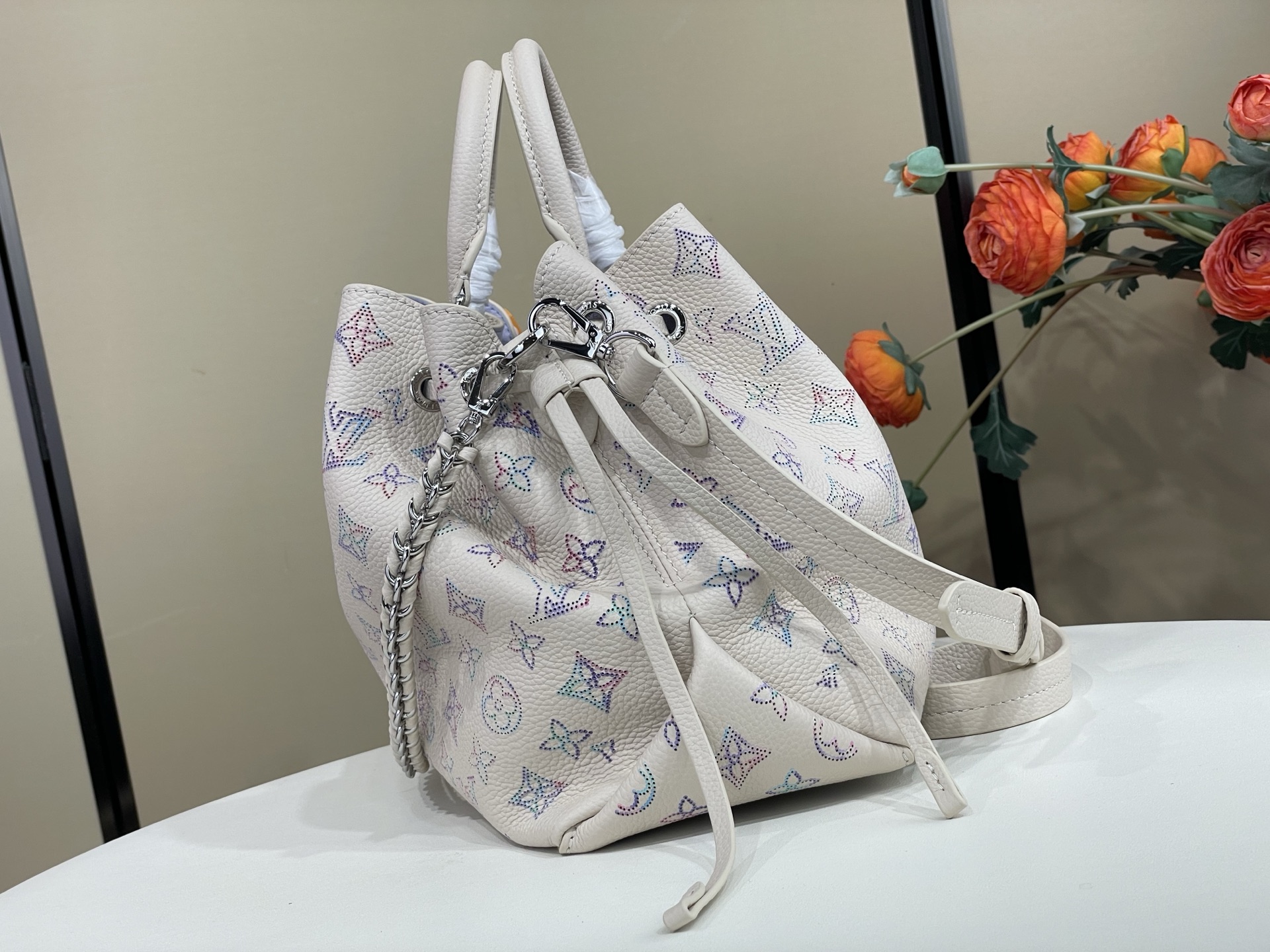 【顶级原单】【Bella Tote 手袋】M59200 2A169 白色/紫色（渐变-冲孔） 取材柔软镂花穿孔牛皮革，于