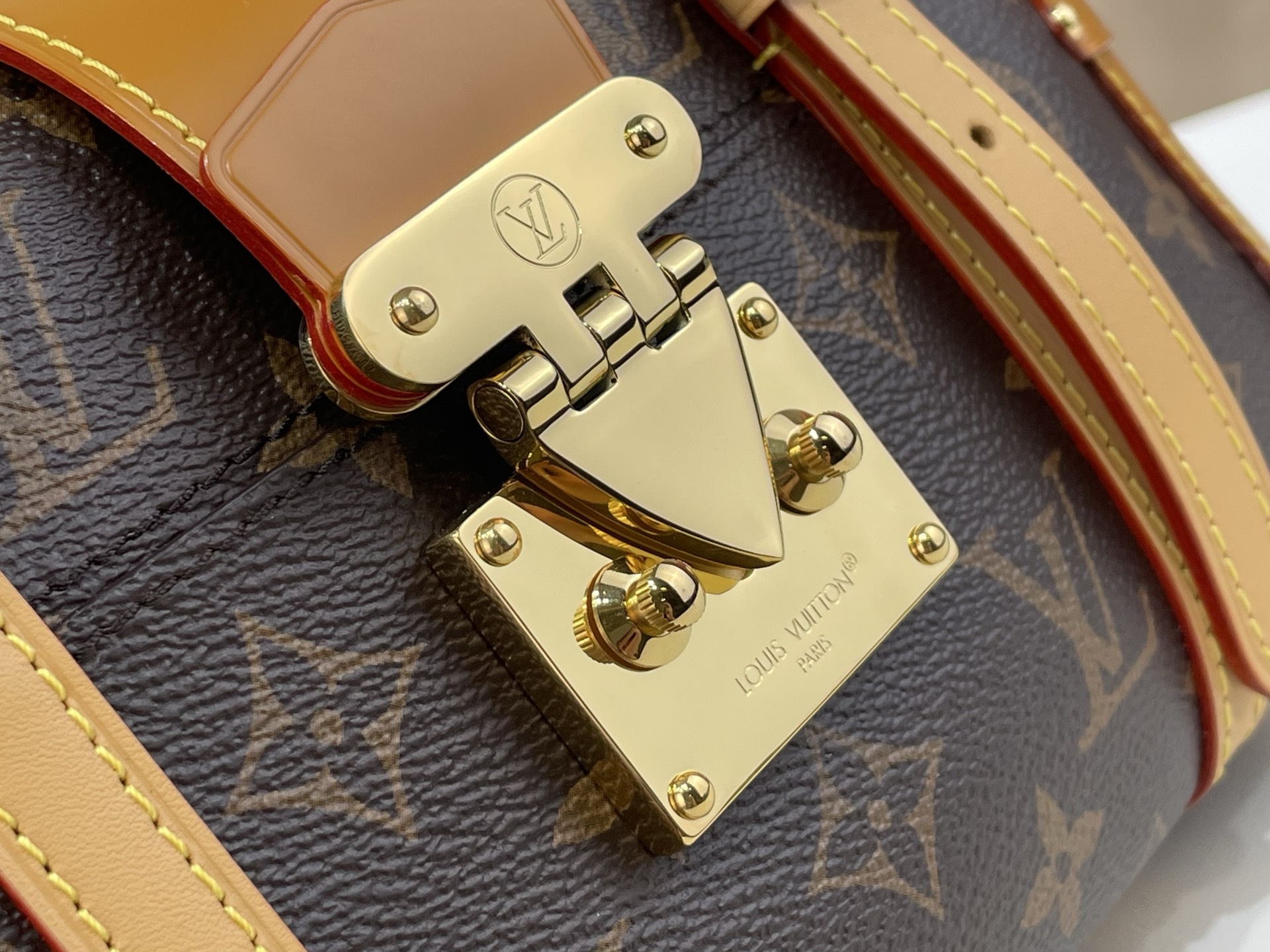 【顶级原单】【Malle de Jour 单肩盒子 手袋】M3A169老花  取材经典 Monogram 帆布，为 Pe
