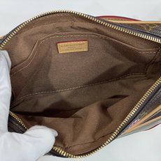 【顶级原单】【NIL 邮差包 】 M27853 M14016老花# 复古/缤纷彩色(pvc) Nil 手袋时尚小巧,属于 【顶级原单】【NIL 邮差包 】 M27853 M14016老花# 复古/缤纷彩色(pvc) Nil 手袋时尚小巧,属于