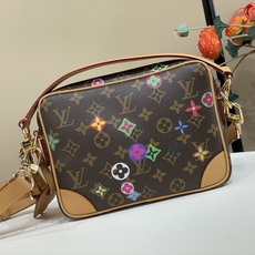 【顶级原单】【NIL 邮差包 】 M27853 M14016老花# 复古/缤纷彩色(pvc) Nil 手袋时尚小巧,属于 【顶级原单】【NIL 邮差包 】 M27853 M14016老花# 复古/缤纷彩色(pvc) Nil 手袋时尚小巧,属于