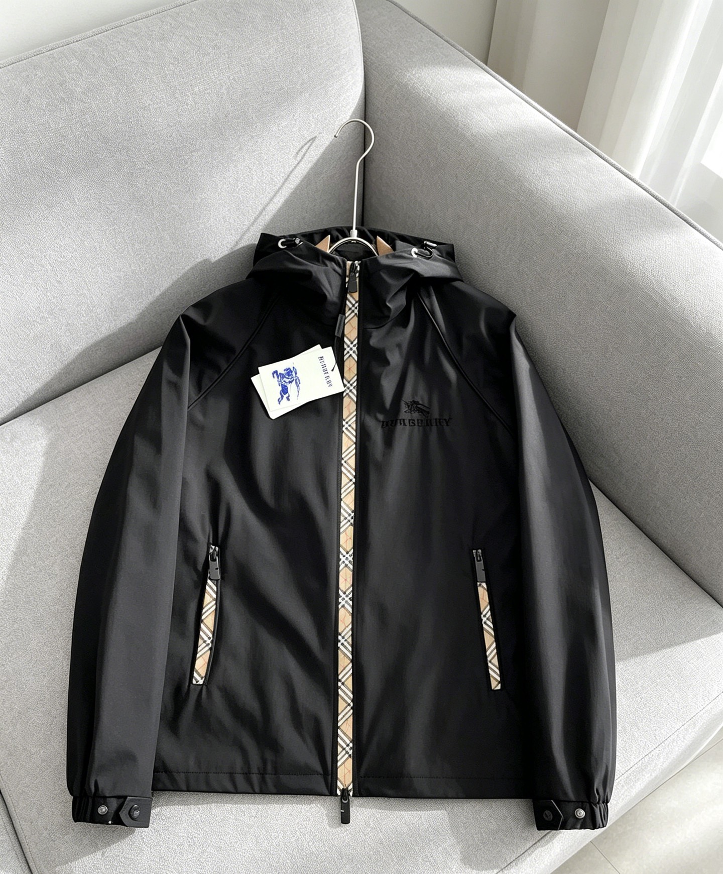 NO:947410,Directly supplied to Burberry's official website, same style, complete with three labels, sold in advance. 2026 new spring men's jackets, complete with three labels, high-end version of the original order. Custom-made fabrics at the counter. Highly breathable and comfortable, impeccable details, brand element design concept, reflecting high quality. Delicate and soft feel. Casual tailoring, awesome upper body size. M～3XL,,burberry,jackets & coats,jackets & coats,19860909直供巴宝莉官网同款,三标齐全,提前发售 2026春季新款男士夹克外套,原单三标齐全高端版本 专柜定制面料 透气舒适度高,细节无可挑剔,品牌元素设计理念,体现高品质.手感细腻柔软 呈现休闲裁剪,上身版型超赞 码数M～3XL,,burberry,jackets & coats,jackets & coats,,Men's clothing