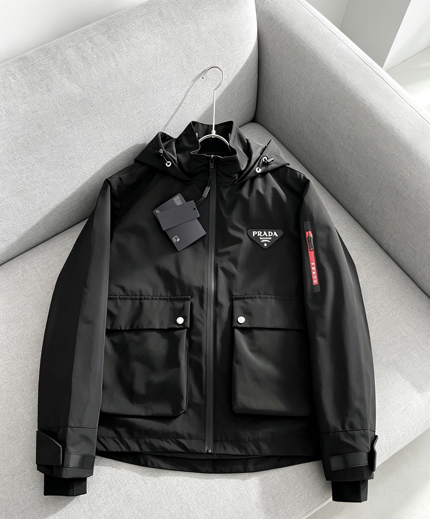NO:947422,Directly supplied to Prada official website, same model, complete with three labels, sold in advance. 2026 spring new men's jacket, complete with original three labels, high-end version. Custom-made fabrics at the counter. Highly breathable and comfortable, impeccable details, brand element design concept, reflecting high quality. Delicate and soft feel. Casual tailoring, excellent upper body size. M～3XL,, prada,jackets & coats,jackets & coats,19860909直供普拉达官网同款,三标齐全,提前发售 2026春季新款男士夹克外套,原单三标齐全高端版本 专柜定制面料 透气舒适度高,细节无可挑剔,品牌元素设计理念,体现高品质.手感细腻柔软 呈现休闲裁剪,上身版型超赞 码数M～3XL,,prada,jackets & coats,jackets & coats,,Men's clothing