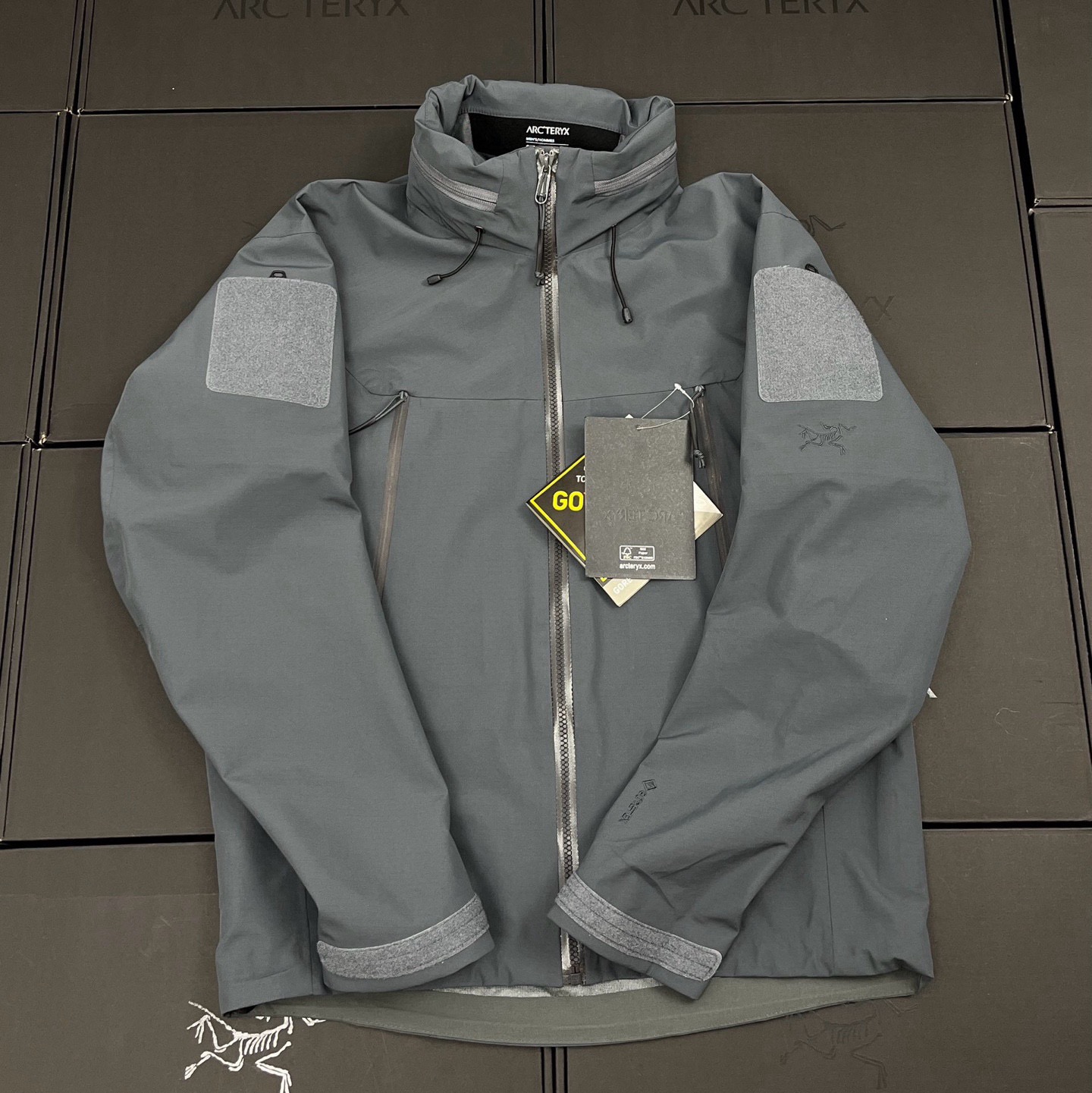 代发💰260! 帮朋友清货
尺码s-3XL(版型修身 喜欢宽松拍大一码)
ARC'TERYX 始祖鸟 leaf alpha GEN2 军鸟硬壳冲锋衣
正品客供的Gore-Tex防风防水保暖的面料
成份包括:坯布100%锦纶+高透白膜+20d特立可得(锦纶)+杜邦特氟龙防泼水 这些材质都是咱家面料分析员 用正品分析出来的 专门的事 交给专业的人做 绝对不会错!
一般同行都不了解一件衣服的成分 就在那瞎吹牛 做点牛头不对马嘴的版本 来忽悠客户!
所有细节图 请看实拍 ~ 尽管放大看,让你知道什么叫顶级。 欢迎拿样看版。
顶级刺绣,顶级压胶 ,顶级面料,顶级辅料。
颜色:黑色 狼灰色 鳄鱼色 军绿色
尺码:S-XXXL
衣长:68 70 72 74 76 78
胸围:120 124 128 132 136 140
肩宽:51 52 53 54 55 56
袖长:64 65 66 67 68 69