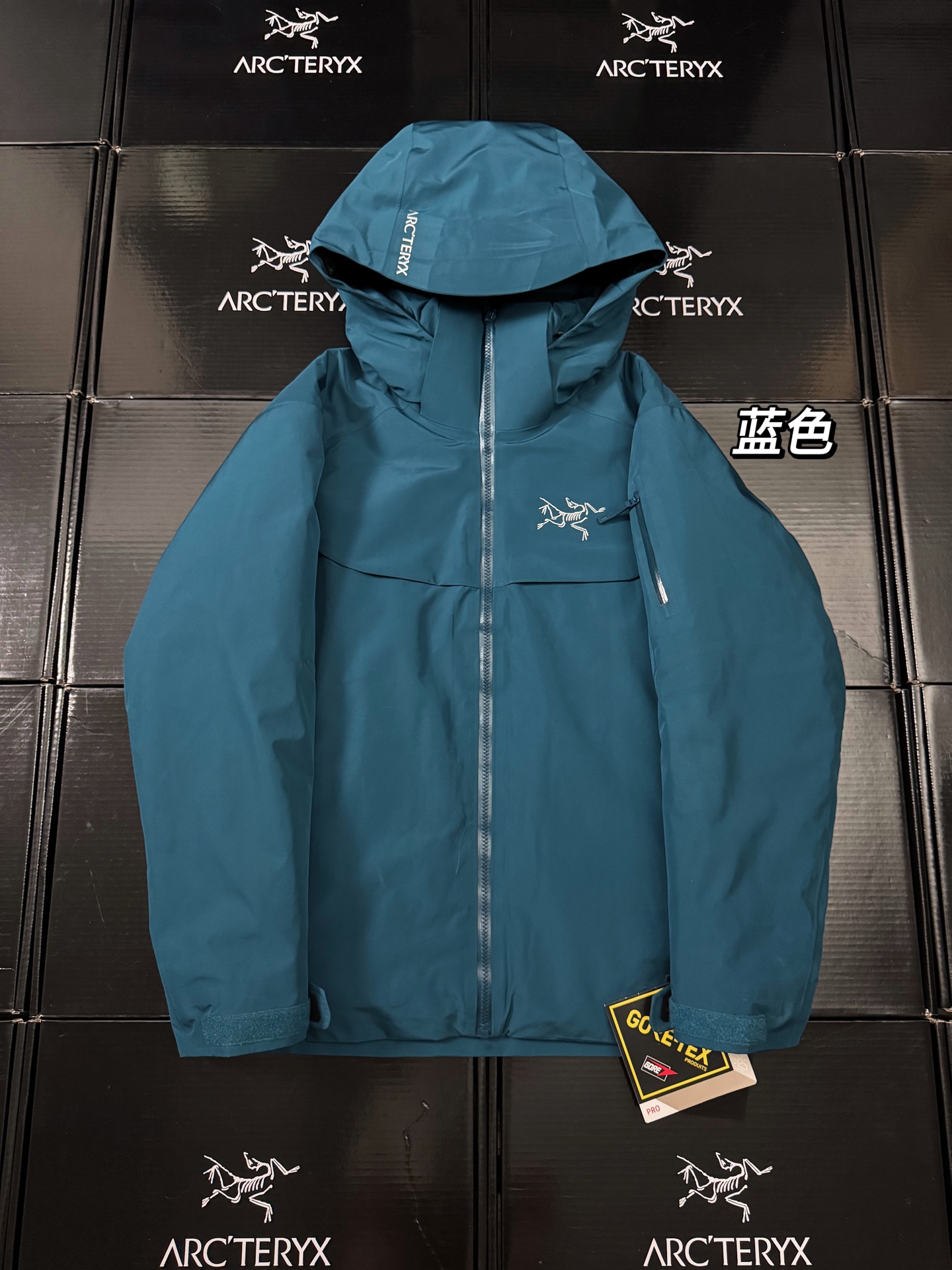 💰430 (顶级版本)
2025冬季新款 ARCTERYX始祖鸟Macai Jacket(大买菜)
专业级滑雪羽绒服|GORE-TEX防护|750蓬欧绒|中国版型优化
2025冬季新款大买菜系列Macai Jacket,始祖鸟巅峰滑雪装备再升级!GORE-TEX刺绣从袖肩移至袖口,更显简洁实用;面料与填充全面进阶——外层采用GORE-TEX 3L三层结构,防风防水透气性能更强;填充升级为国标90%白鹅绒(750蓬松度),绒朵更大更保暖,带来极致御寒体验。特别针对中国用户身形优化,袖长缩短1-2cm,胸围与下摆缩减4cm,告别传统滑雪服的臃肿感,修身剪裁更显利落。
专业滑雪功能设计,无惧极端环境。Down Composite Mapping技术精准布局保暖材料,将Coreloft合成纤维分布于帽兜、下摆和腋下等易湿部位,潮湿环境仍能持续保暖;750立方英寸欧洲鹅绒集中于核心躯干及袖部,为身体提供充足热量。DropHood可拆卸风帽兼容标准单/双板滑雪头盔,压胶帽檐设计随头部自由转动,防风雪同时保持视野清晰。可拆卸风裙搭配高密度胶条,有效阻隔粉雪倒灌;网眼PowderGuard腋下通风口与网状WaterTight主拉链,兼顾防风雪与快速散热。
细节彰显专业品质。整衣采用GORE-TEX三层结构与全贴带接缝工艺,防风雨渗透性更强,光滑内面面料方便分层穿搭;立体整形剪裁贴合亚洲人身形,活动更自如。压胶帽沿、可调抽绳、头盔兼容风帽等设计,全方位守护温暖。隐藏式拉链袖袋、内侧多口袋布局,兼顾实用与防护。底部可拆卸风裙配橡筋和按扣,适配不同裤型。