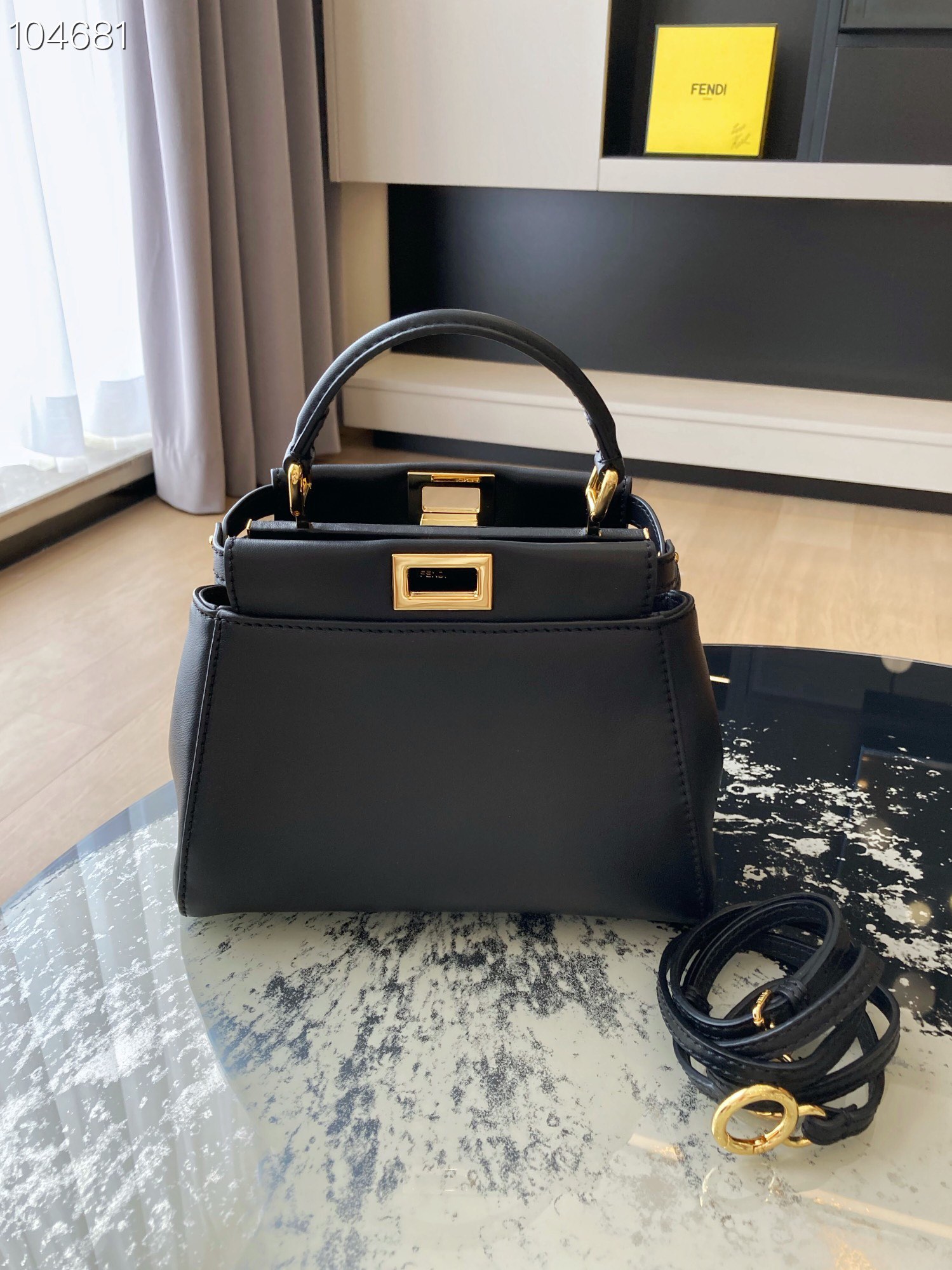 \n     ‣FENDI PEEKABOO～\n西班牙小羊皮 手感细腻柔软 设计简洁大方 工艺精湛 每一个小细节都能让你体会到我们对品质的坚持。cm