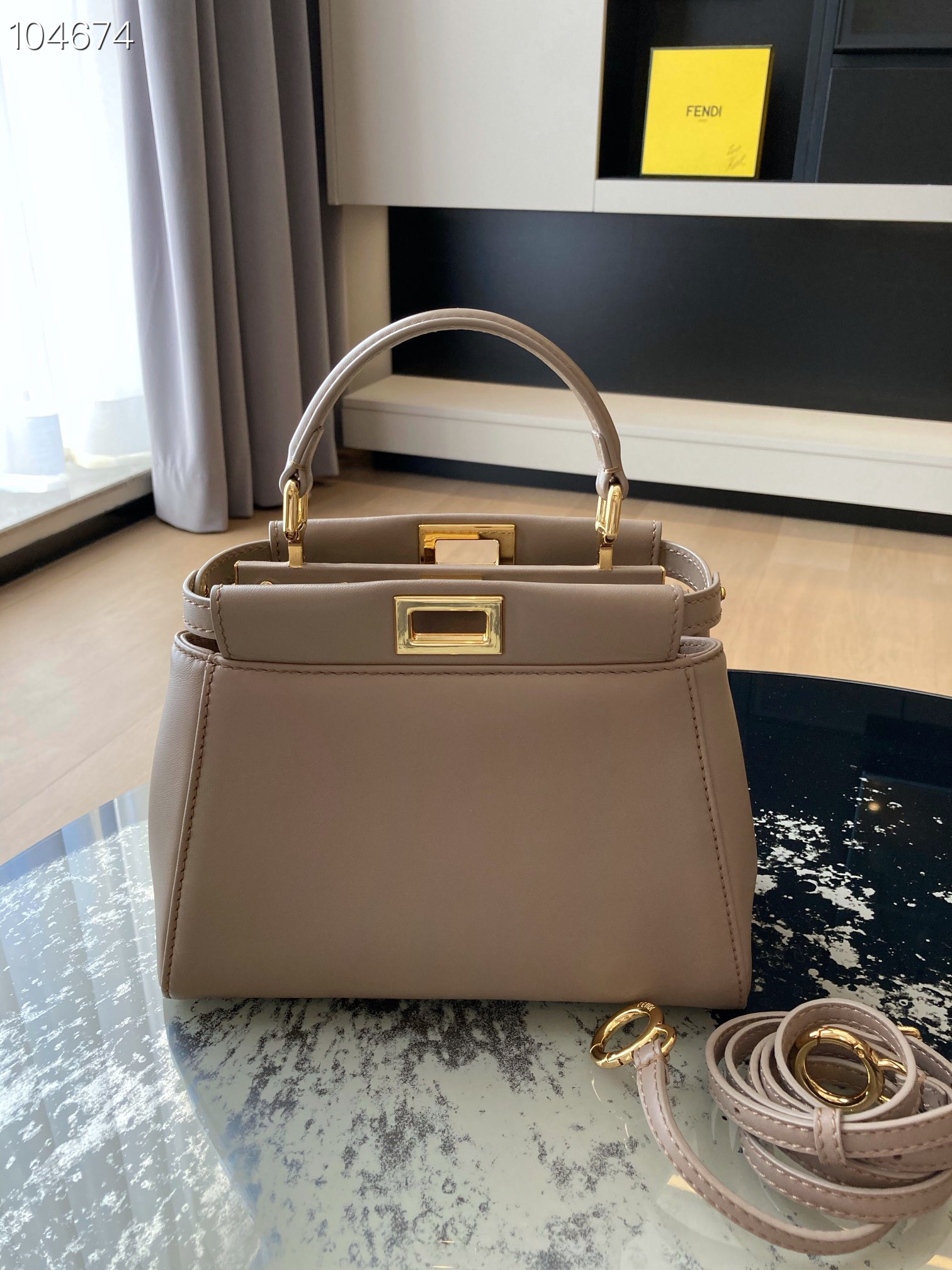 \n     ‣FENDI PEEKABOO～\n西班牙小羊皮 手感细腻柔软 设计简洁大方 工艺精湛 每一个小细节都能让你体会到我们对品质的坚持。cm