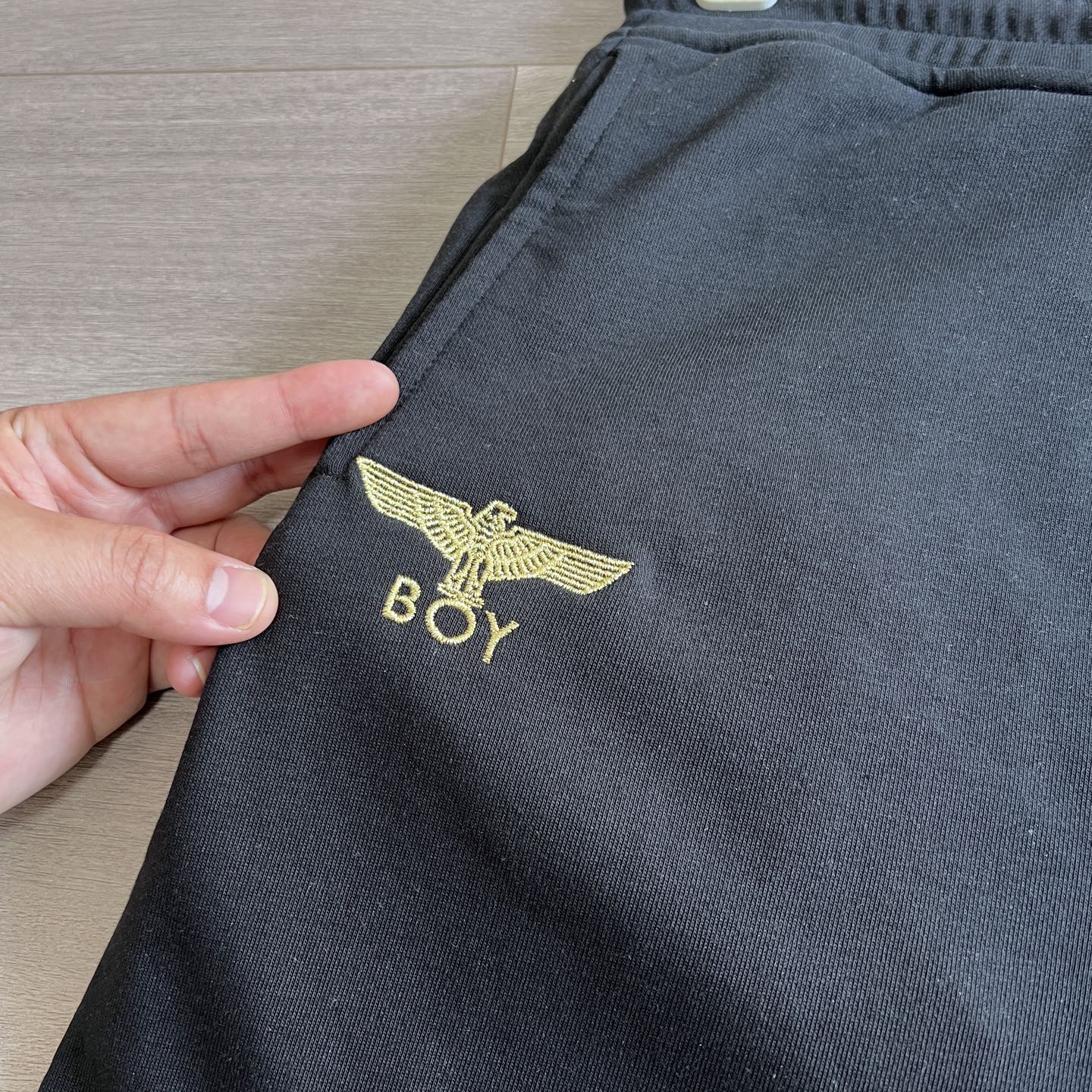 💰130
新款Boy London烫金老鹰翅膀logo图案印花休闲情侣毛圈五分短裤，采用360g重大毛圈面料，质感一流，作为当下超火的品牌，没有夸张的设计图案、采用独特载剪、成功俘获一大批粉丝迅速火遍全球，此款五分短裤一经推出就引爆市场大受欢迎，高街风掉档设计、穿起来又潮又酷、又百搭，可调节的绳带、不挑身形男女都可以穿。
颜色：黑色 
尺码：XS-XL
尺码       裤长         腰围          臀围 
 XS         52          91          100
  S          53.5          95          104
 M          55          99          108 
 L          56.5          103          112
 XL        58          107          116