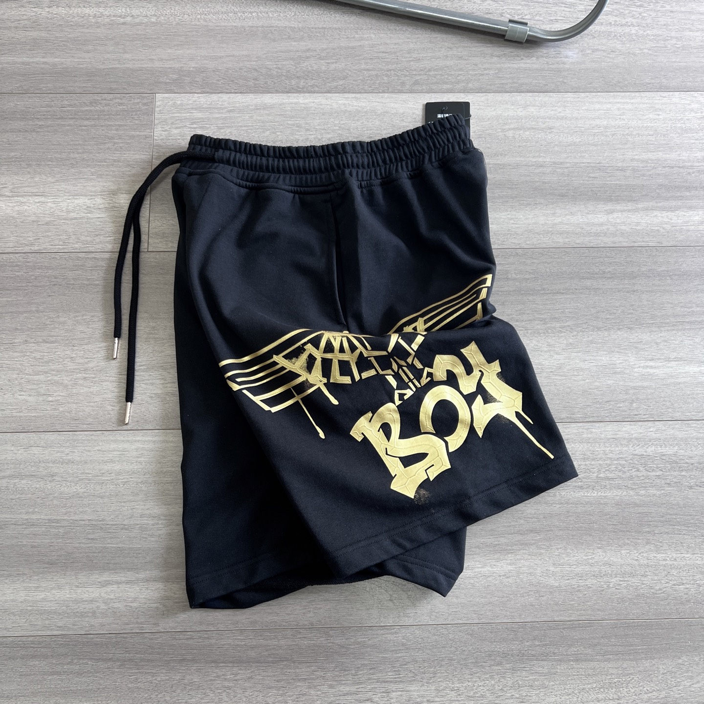 💰130
新款Boy London烫金老鹰翅膀logo图案印花休闲情侣毛圈五分短裤，采用360g重大毛圈面料，质感一流，作为当下超火的品牌，没有夸张的设计图案、采用独特载剪、成功俘获一大批粉丝迅速火遍全球，此款五分短裤一经推出就引爆市场大受欢迎，高街风掉档设计、穿起来又潮又酷、又百搭，可调节的绳带、不挑身形男女都可以穿。
颜色：黑色 
尺码：XS-XL
尺码       裤长         腰围          臀围 
 XS         52          91          100
  S          53.5          95          104
 M          55          99          108 
 L          56.5          103          112
 XL        58          107          116