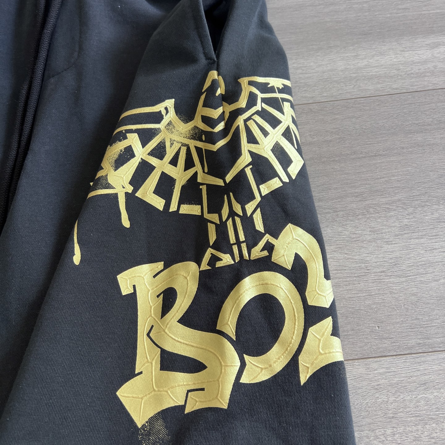 💰130
新款Boy London烫金老鹰翅膀logo图案印花休闲情侣毛圈五分短裤，采用360g重大毛圈面料，质感一流，作为当下超火的品牌，没有夸张的设计图案、采用独特载剪、成功俘获一大批粉丝迅速火遍全球，此款五分短裤一经推出就引爆市场大受欢迎，高街风掉档设计、穿起来又潮又酷、又百搭，可调节的绳带、不挑身形男女都可以穿。
颜色：黑色 
尺码：XS-XL
尺码       裤长         腰围          臀围 
 XS         52          91          100
  S          53.5          95          104
 M          55          99          108 
 L          56.5          103          112
 XL        58          107          116