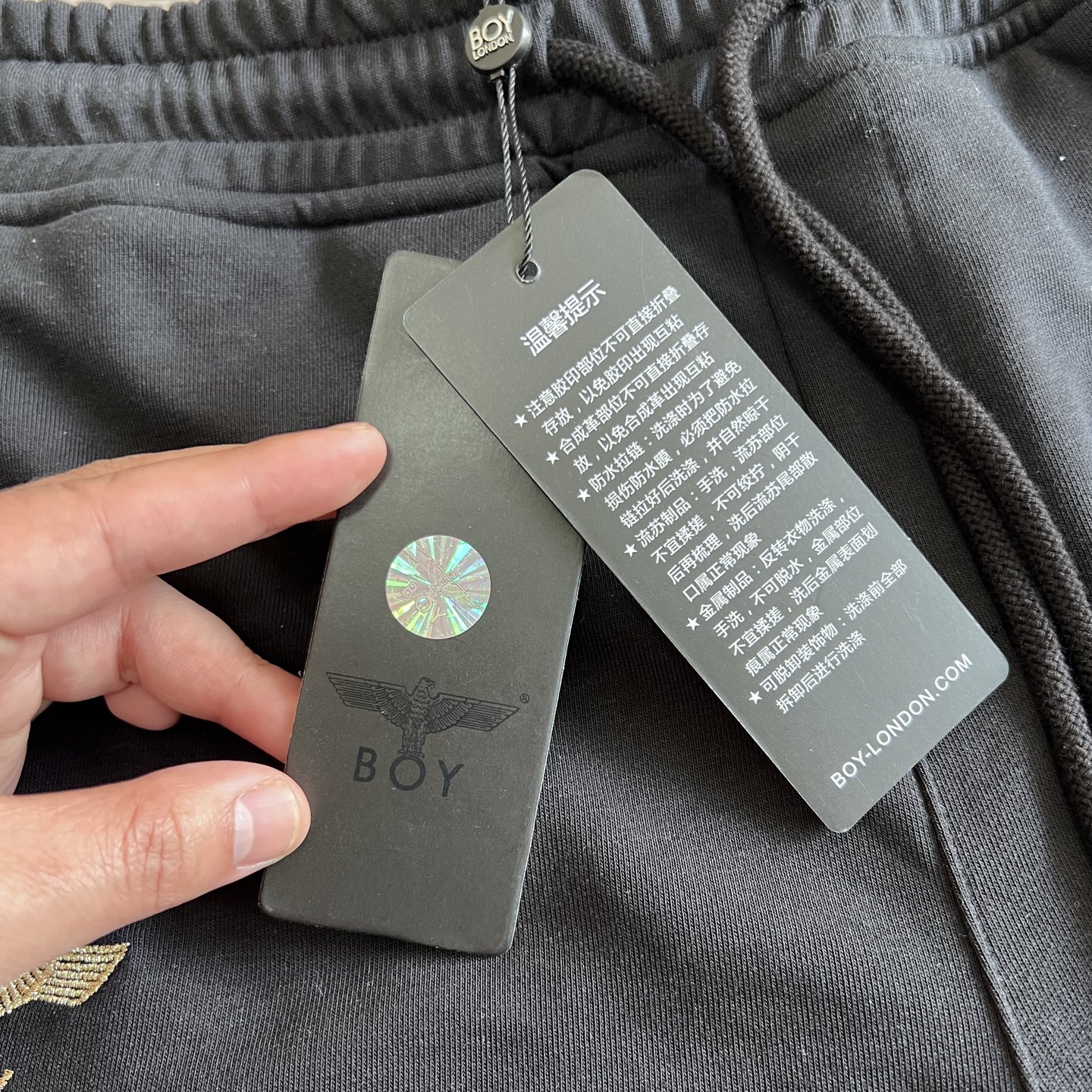 💰130
新款Boy London烫金老鹰翅膀logo图案印花休闲情侣毛圈五分短裤，采用360g重大毛圈面料，质感一流，作为当下超火的品牌，没有夸张的设计图案、采用独特载剪、成功俘获一大批粉丝迅速火遍全球，此款五分短裤一经推出就引爆市场大受欢迎，高街风掉档设计、穿起来又潮又酷、又百搭，可调节的绳带、不挑身形男女都可以穿。
颜色：黑色 
尺码：XS-XL
尺码       裤长         腰围          臀围 
 XS         52          91          100
  S          53.5          95          104
 M          55          99          108 
 L          56.5          103          112
 XL        58          107          116