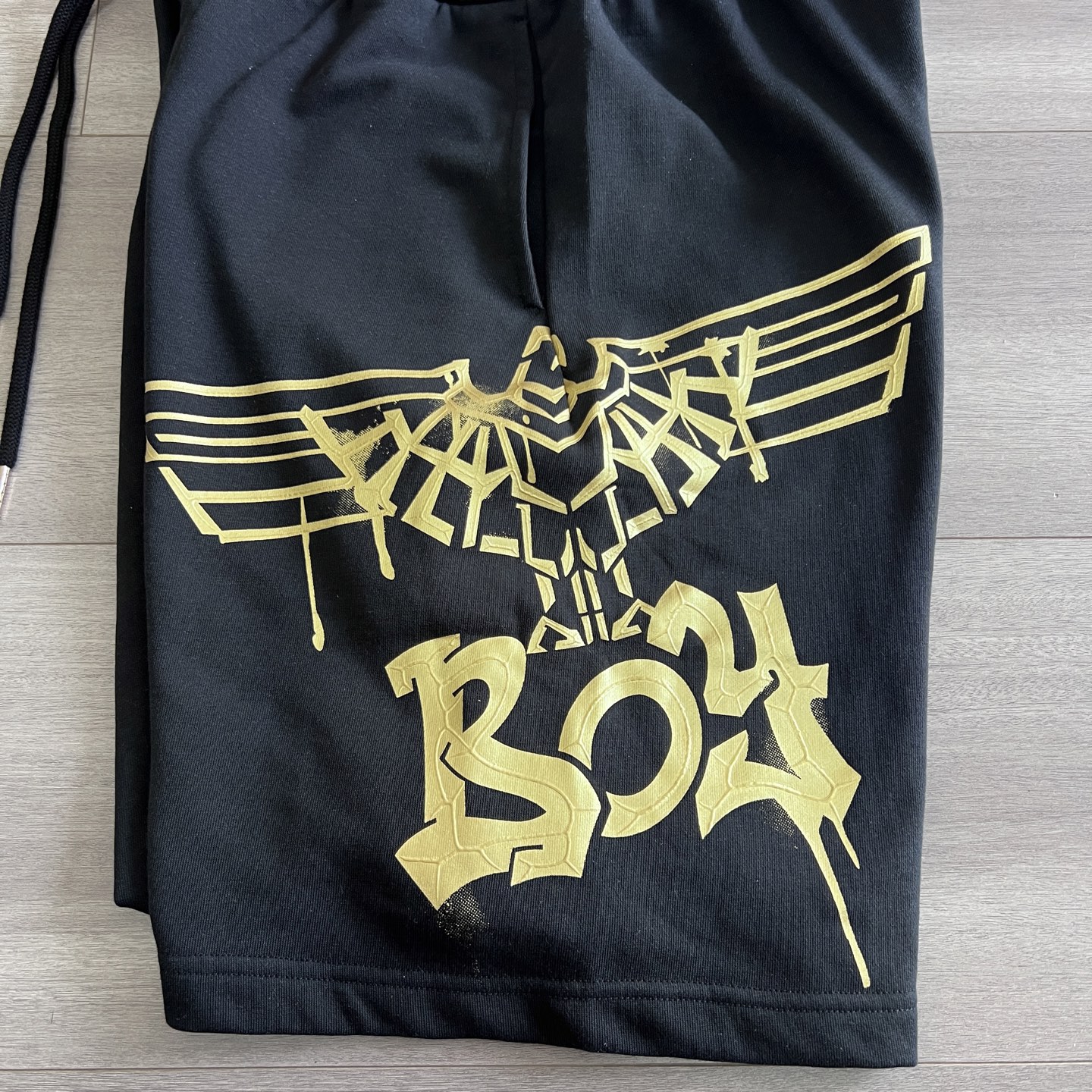 💰130
新款Boy London烫金老鹰翅膀logo图案印花休闲情侣毛圈五分短裤，采用360g重大毛圈面料，质感一流，作为当下超火的品牌，没有夸张的设计图案、采用独特载剪、成功俘获一大批粉丝迅速火遍全球，此款五分短裤一经推出就引爆市场大受欢迎，高街风掉档设计、穿起来又潮又酷、又百搭，可调节的绳带、不挑身形男女都可以穿。
颜色：黑色 
尺码：XS-XL
尺码       裤长         腰围          臀围 
 XS         52          91          100
  S          53.5          95          104
 M          55          99          108 
 L          56.5          103          112
 XL        58          107          116