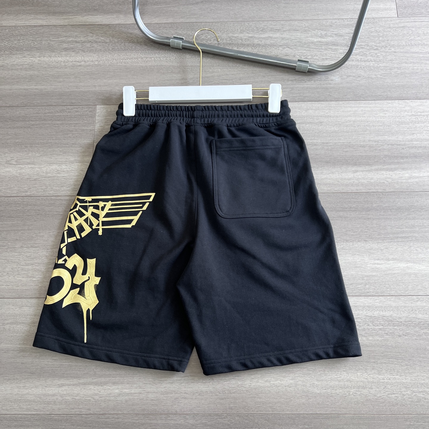 💰130
新款Boy London烫金老鹰翅膀logo图案印花休闲情侣毛圈五分短裤，采用360g重大毛圈面料，质感一流，作为当下超火的品牌，没有夸张的设计图案、采用独特载剪、成功俘获一大批粉丝迅速火遍全球，此款五分短裤一经推出就引爆市场大受欢迎，高街风掉档设计、穿起来又潮又酷、又百搭，可调节的绳带、不挑身形男女都可以穿。
颜色：黑色 
尺码：XS-XL
尺码       裤长         腰围          臀围 
 XS         52          91          100
  S          53.5          95          104
 M          55          99          108 
 L          56.5          103          112
 XL        58          107          116