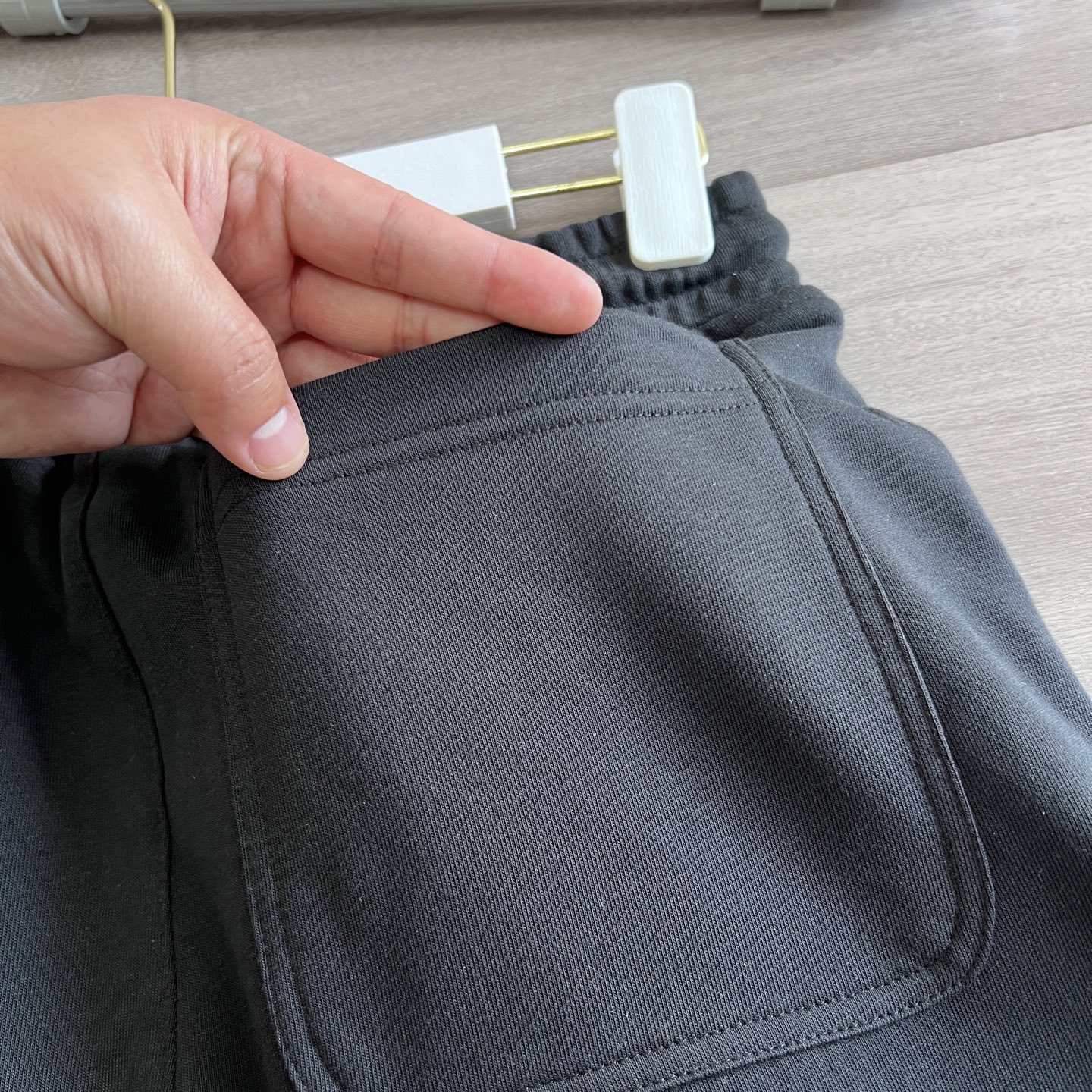 💰130
新款Boy London烫金老鹰翅膀logo图案印花休闲情侣毛圈五分短裤，采用360g重大毛圈面料，质感一流，作为当下超火的品牌，没有夸张的设计图案、采用独特载剪、成功俘获一大批粉丝迅速火遍全球，此款五分短裤一经推出就引爆市场大受欢迎，高街风掉档设计、穿起来又潮又酷、又百搭，可调节的绳带、不挑身形男女都可以穿。
颜色：黑色 
尺码：XS-XL
尺码       裤长         腰围          臀围 
 XS         52          91          100
  S          53.5          95          104
 M          55          99          108 
 L          56.5          103          112
 XL        58          107          116