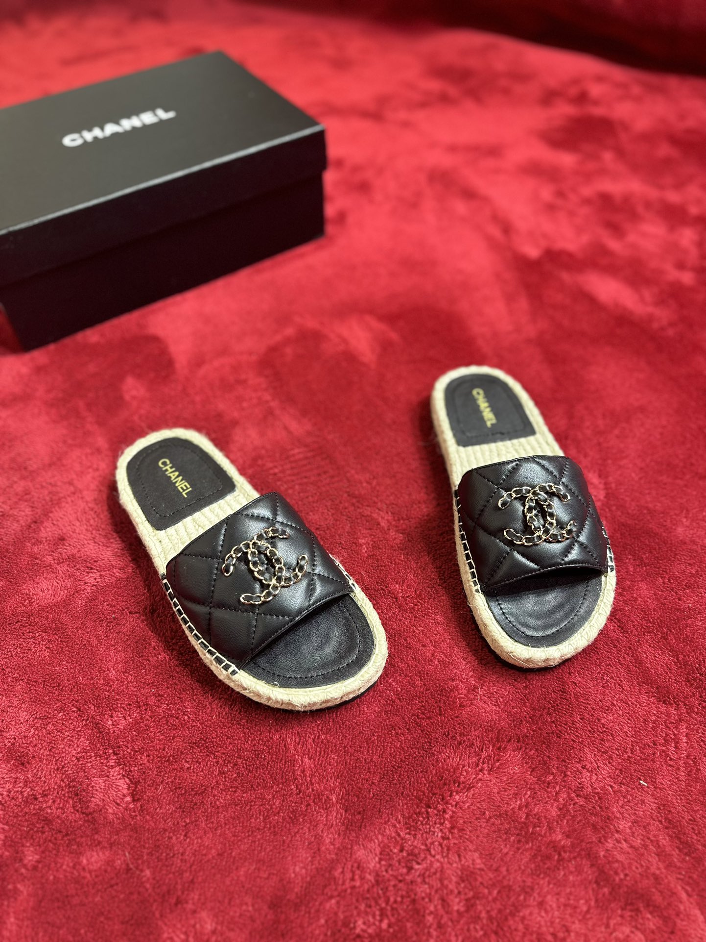 NO:166424,CHANE* ｜Xiaoxiang 24S spring and summer new big pair of C straw woven fisherman slippers This year Xiaoxiang launched a new summer vacation series hemp rope bottom slippers~ The simple and exquisite style of Xiaoxiang is the best for many girls' towel upper inlaid with double C logo, which makes people feel refreshed and beautiful. The feet are beautiful and exciting. Go material The upper is made of original custom sheepskin. The inside tiptoe is all mixed-bred sheepskin. Handmade hemp rope woven sole. Original 1:1 customized film Size35-39 (40 customization), slippers, chanel, slippers, espadrilles, espadrilles, sheepskin19860909CHANE* ｜小香24S春夏新品大双C草编渔夫拖鞋 今年小香推出了全新夏日度假系列麻绳底拖鞋～简洁、精美风格的小香是很多女孩的心头好毛巾鞋面镶嵌双C大logo 让人耳目一新的感觉 上脚美炸了 Go 材质 鞋面采用原版定羊皮 内里踮脚均为混种羊皮 手工麻绳编织底 原版1:1定制底片 Size35-39（40定制）,拖鞋,chanel,slippers,espadrilles,espadrilles,sheepskin,Women's Shoes