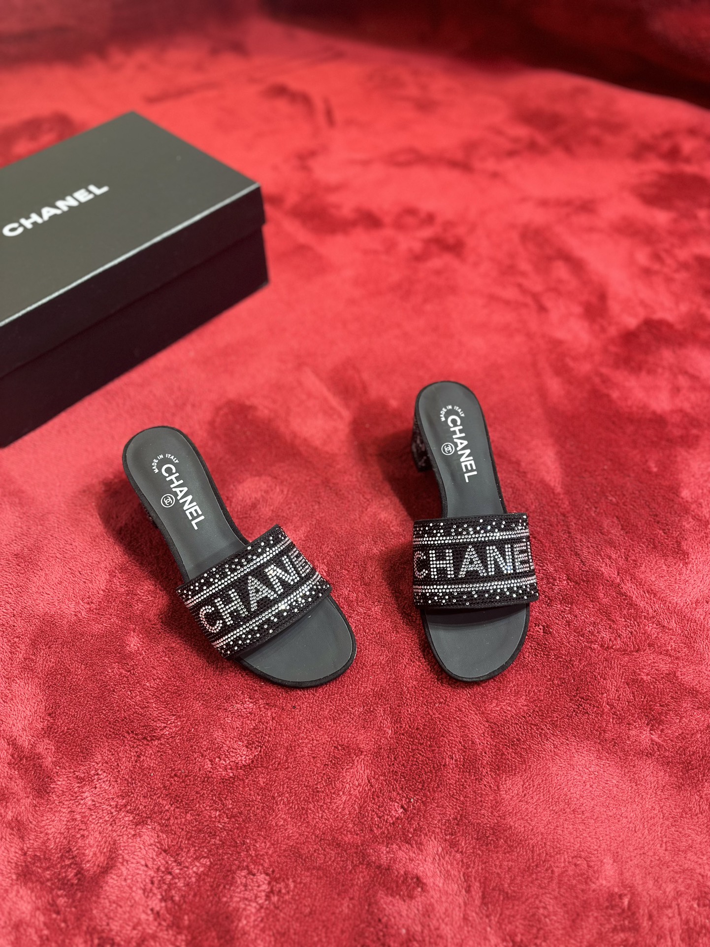 NO:166421,CHANE*｜Xiaoxiang Classic Rhinestone Letter Slippers This is probably the legendary princess' crystal shoes. It has both classic and artistic sense. The daily style of going out on the street can be as concave as you can. The characteristics are that the iron diamonds are bingbing and full diamonds are particularly flashing. Heavy industry creates not easy to fall off. The sexy temperament of the famous lady is versatile. Customized original cashmere leather iron diamonds. Inner footsteps are mixed with sheepskin. Italian imported cowhide. Heel high flat sole/6cm Size35-39 (customized by 40/41), slippers, chanel, slippers, cowhide, sheepskin19860909CHANE*｜小香经典水钻字母拖鞋 这大概就是传说中公主的水晶鞋吧 经典与艺术感兼具 日常出街造型随你凹 特点就是烫钻bingbing满钻特别闪 重工打造不易掉钻 名媛性感气质百搭 鞋面定制原版羊绒皮烫钻 内里垫脚混种羊皮 意大利进口牛皮大底 跟高平底 /6cm Size35-39（40/41定做）,拖鞋,chanel,slippers,cowhide,sheepskin,Women's Shoes