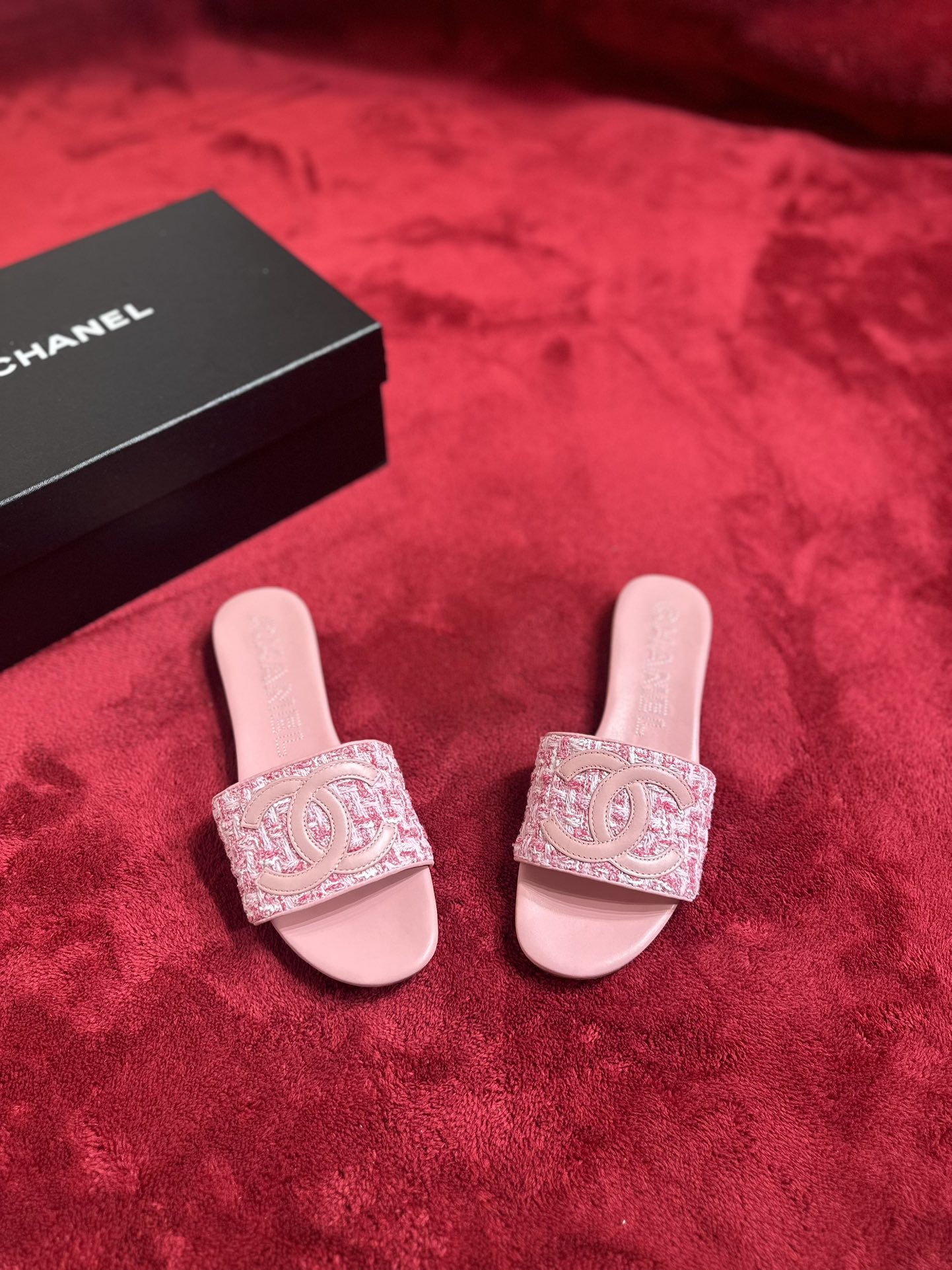 NO:166415,*New products, popular counters, fashionable spring and summer outfits, various LOOKs on them!  Versatile and comfortable. The details are super recommended. Classic logo elements   three-dimensional electric embroidered letters, prepared for summer. Imported fabrics, Greet   special craftsmanship logo, high-quality sheepskin, large leather, size 35-39 (40 sizes customized, no return or exchange), slippers, slippers, sheepskin19860909*新品 专柜大爆热门款,春夏时髦穿搭,上脚各种LOOK！百搭舒适. 各处细节对比超级推荐,经典标志元素 立体电绣字母,为夏天而准备 面料进口格力特 特殊工艺Logo标志 内里优质羊皮 大底真皮大皮 码数35码-39码(40码定做不退换),拖鞋,slippers,sheepskin,Women's Shoes