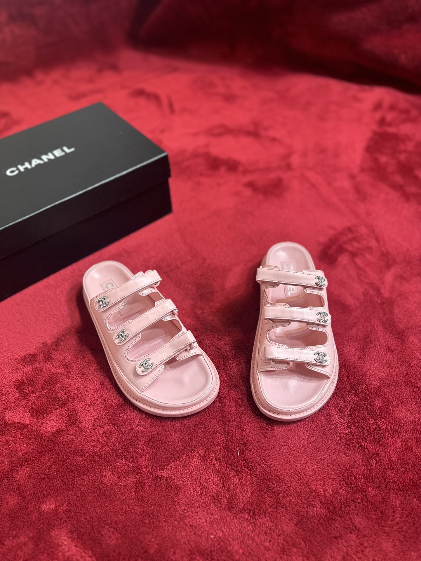 NO:166418,*Spring and summer classic style!  Beach shoes are booming on the entire network!  The latest model in the counter is still made me willing to buy it. Only by buying it will you know its fashion. Popular and popular models must be ranked. All four seasons of matching are invincible. Various bloggers and internet celebrity styles are all visible. Super recommended models!  This series is available now. Buy for 10,600!  Full-layer luxury leather large bottom, original material!  Environmentally friendly sheepskin!  Welcome to compare!  Official catalogue: 35-39 (ordered by 40/41) are all equipped with top-level counter-level packaging!  slippers slippers sheepskin Leather soles19860909*春夏经典款！ 沙滩鞋全网爆爆爆！专柜最新款,上脚依然让我心甘情愿剁手入,购入手才会知道它的时髦,人气爆款必须得有它排名,四季搭配都无敌了,各种博主、网红范搭配尽显眼前,超级推荐款！本系列现已发售. 以10600购入！全层奢侈真皮大底,原版材料！环保羊皮里！欢迎对比！官方目录 码数35-39（40/41订） 均配顶级专柜级包装！,拖鞋,slippers,sheepskin,Leather soles,Women's Shoes