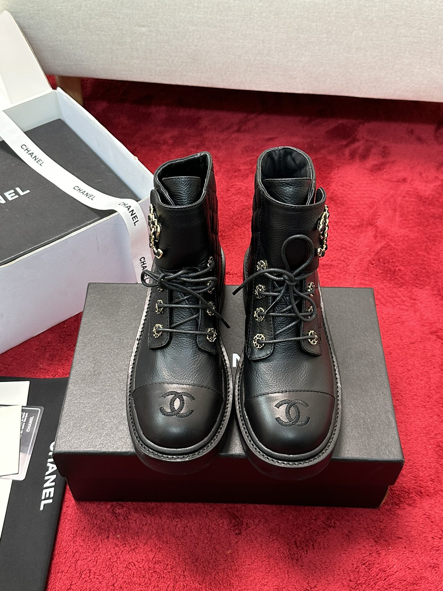 NO:543501,Chanel 24B classic short boots, beautiful and cool, cool motorcycle style short boots, super popular short boots, popular short boots, standard diamond-shaped electric embroidered metal double C-button handmade string leather strips, three-layer combination, big sole fragrance, looking at the thick heel, unexpectedly lightweight, fragrant grandma's temperament instantly became full of this autumn and winter must-have!  Fully imported calfskin inner sheepskin outsole non-slip Size: 35-40, boots, chanel, boots, cowhide, sheepskin19860909Chanel 24B经典款短靴 又美又飒不磨脚 酷帅机车风短靴 超火爆短靴人气王标准性菱形电绣金属双C扣手工串皮条 三层组合大底香看着厚厚的跟却意外的轻巧 香奶奶气质瞬间变得满满 这个秋冬必备的一款！ 鞋面全进口小牛皮 内里羊皮 大底防滑的 Size:35-40,靴子,chanel,boots,cowhide,sheepskin,Women's Shoes