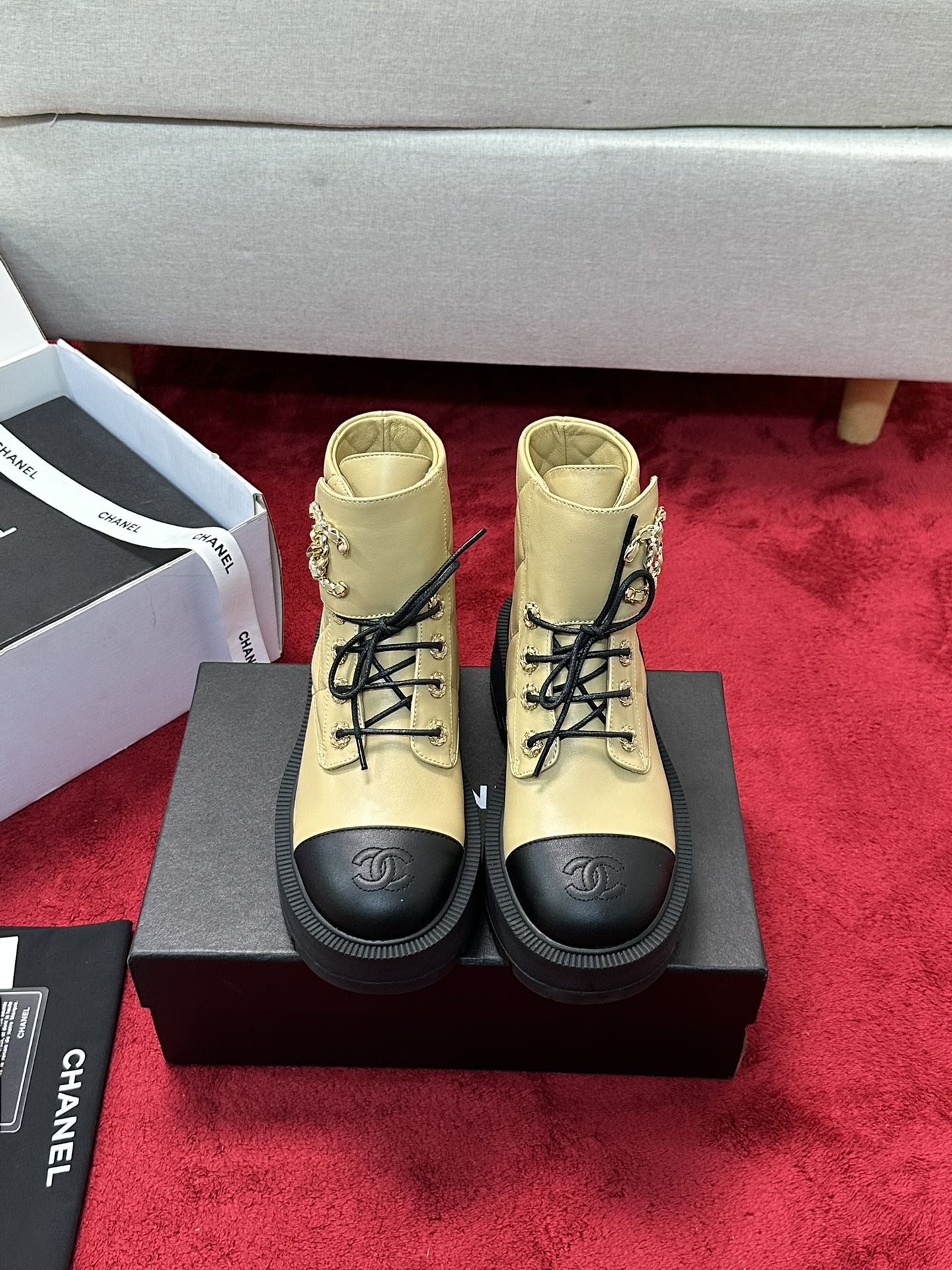 NO:543503,Chanel 24B classic short boots, beautiful and cool, cool motorcycle style short boots, super popular short boots, popular short boots, standard diamond-shaped electric embroidered metal double C-button handmade string leather strips, three-layer combination, big sole fragrance looks at the thick heel, but unexpectedly lightweight, fragrant grandma's temperament instantly becomes full of this autumn and winter!  Fully imported calfskin inner sheepskin outsole non-slip Size: 35-40, boots, chanel, boots, cowhide, sheepskin19860909Chanel 24B经典款短靴 又美又飒不磨脚 酷帅机车风短靴 超火爆短靴人气王标准性菱形电绣金属双C扣手工串皮条 三层组合大底香看着厚厚的跟却意外的轻巧 香奶奶气质瞬间变得满满 这个秋冬必备的一款！ 鞋面全进口小牛皮 内里羊皮 大底防滑的 Size:35-40,靴子,chanel,boots,cowhide,sheepskin,Women's Shoes