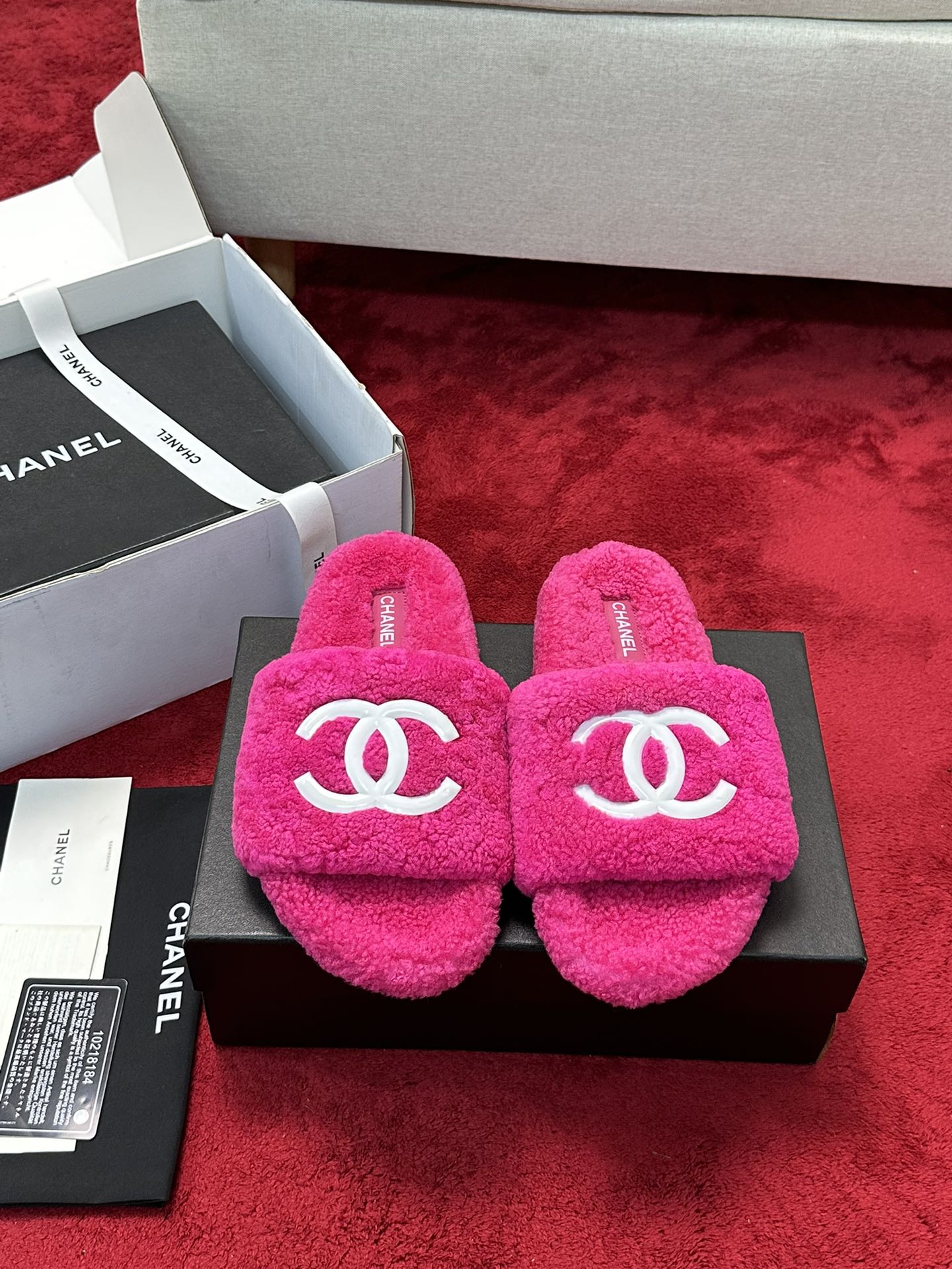 NO:543506,CHANE* ｜Xiaoxiang's classic big pair of C-furry slippers The whole sheep looks very warm and it's convenient to go out for a walk at home. It's a must for lazy people!  Fluffy and plump sheep curls. Don't feel too comfortable when you step on one foot. The upper design cleverly covers the instep. The fleshy feet are also very worn. It is lazy and fashionable when paired with a simple floor pants or skirt. Size35-39 (customized for 40/41, no return or exchange), fur shoes and slippers, chanel, slippers, skirts19860909CHANE* ｜小香经典大双C毛毛拖鞋 一整个羊咩咩看着就很暖和 居家出门逛街遛弯贼方便 懒人必备！ 蓬松饱满的羊卷毛 一脚踩下去不要太舒服 鞋面设计很巧妙的遮住脚背 肉脚穿也很 日常配个简单的拖地裤或裙子就慵懒时髦 Size35-39（40/41定制不退换）,毛毛鞋拖鞋,chanel,slippers,skirts,Women's Shoes