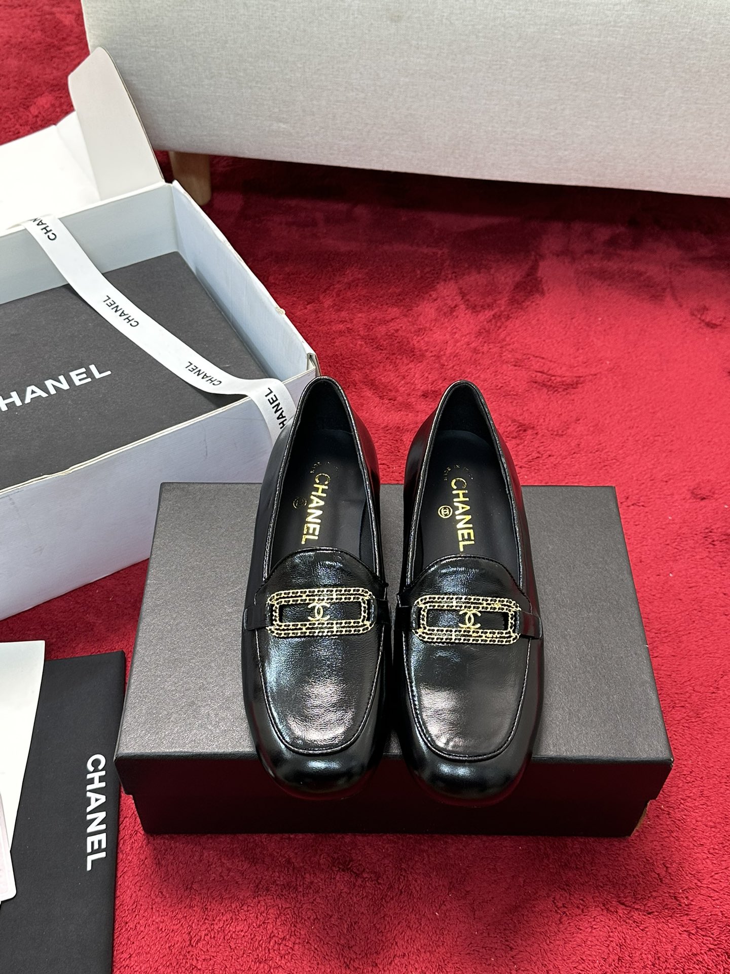 NO:230381,Chanel 25C new loafers This season's loafers are very average, retro, handsome and casual black and gold colors, both worth it. They are completely unburdened. Upper cowhide, inner sheepskin, genuine leather soles. Size: 35-39 (ordered on 40/41), loafers, chanel, loafers, cowhide, sheepskin, Leather soles19860909Chanel 25C新款乐福鞋 这一季的乐福鞋很中规中矩 复古帅气还随性黑金两个颜色 都值得入 搭配完全无负担 鞋面牛皮 内里羊皮 真皮大底 Size:35-39（40/41订）,乐福鞋,chanel,loafers,cowhide,sheepskin,Leather soles,Women's Shoes