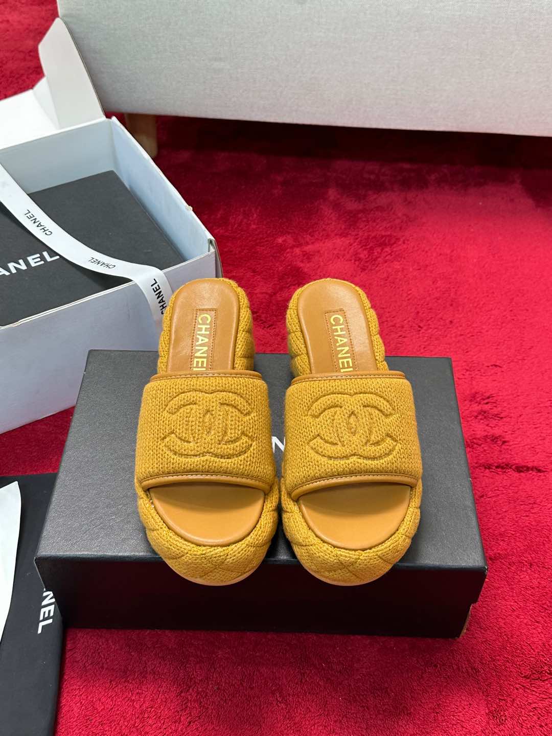 NO:165935,High-version Xiaoxiangjia single shoes CHANE*｜, big hit!  Xiaoxiang 2025a official website Chanel early spring sandals dancing shoes series new loafers full of retro style. Delicate shoe shape looks very pleasing, small round toe sets off the feet, giving people a kind of retro sentimental shoes of the era, new European and American catwalks, hot products 1 Original customized wool fabric with cowhide edges 2 Original sheepskin inner 3 big soles: original molded sole, 7 cm high behind the water table 4 size 35-41 (40 41 custom made without return), slippers, chanel, chanel, chanel, loafers, sandals, slippers, cowhide, sheepskin19860909高版本小香家单鞋CHANE*｜,大爆款！小香2025a官网香奈儿早春凉鞋跳舞鞋系列新品乐福鞋满满的复古风 秀气的鞋型 看着就很讨喜,小圆头 衬托脚也变得瘦瘦的,上脚给人就是一种年代的复古情怀鞋、欧美走秀新款,爆款产品 1原版定制毛线面料搭配牛皮包边 2原版羊皮内里 3大底:原版开模底,水台后高7厘米 4码数35-41（40 41定做不退换）,拖鞋,chanel,chanel,chanel,loafers,sandals,slippers,cowhide,sheepskin,Women's Shoes