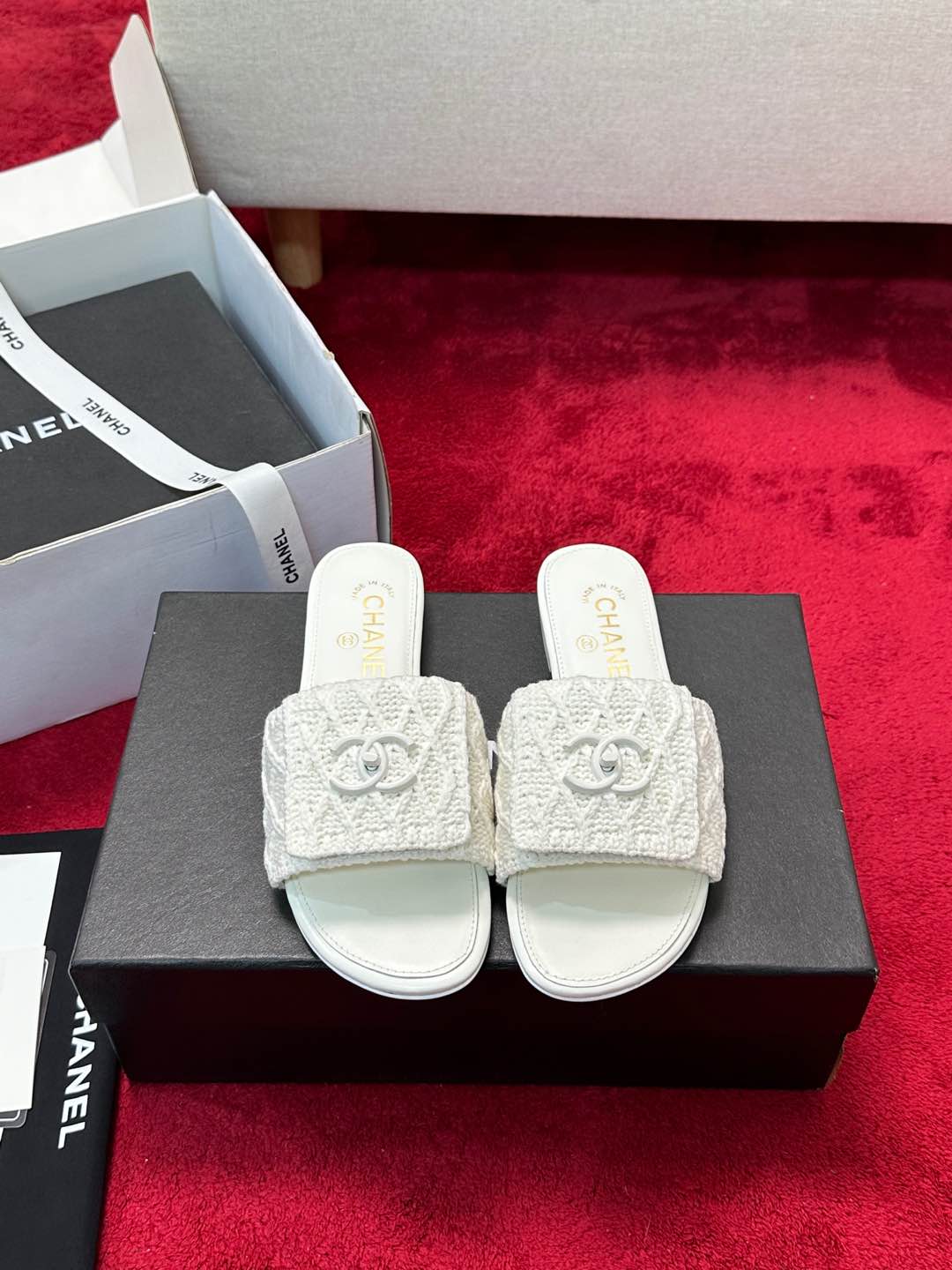 NO:165530,2025 Xiaoxiang must-have items for this season in autumn and winter!  !  Chanel's autumn and winter heavy industry hot product, Xiaohongshu is highly recommended, it looks good no matter how you match it, and it is a must-have for fashionable things. Chanel's women love simple but irresistible combinations show unique styles of dressing, free mixing and matching, and keep up with the fashionable pace of Grandma Shixiang!  !  !  Exquisite details enlarge the original mold opening hardware buckle. Top version purchasing level is created ★The upper is made of original custom cowhide (silk) sheepskin inner lining, sheepskin footbed, genuine leather sole, size 35-39 (40, 41 custom made, slippers, chanel, slippers, cowhide, sheepskin, silk fabric198609092025小香 本季秋冬季必备单品！！ 香奈儿秋冬重工爆款 小红书力推款,怎么搭配都好看,时髦精必备,香奈儿女士钟爱简约又难以抗拒系搭配展现与众不同的穿搭风格、自由混搭闪耀到位跟紧香奶奶时尚步伐！！！精致细节放大看原版开模五金扣 顶级版本代购级别打造★鞋面采用原版定制牛皮（绸缎）羊皮内里,羊皮垫脚,真皮底,码数35-39（40、41定做,拖鞋,chanel,slippers,cowhide,sheepskin,silk fabric,Women's Shoes