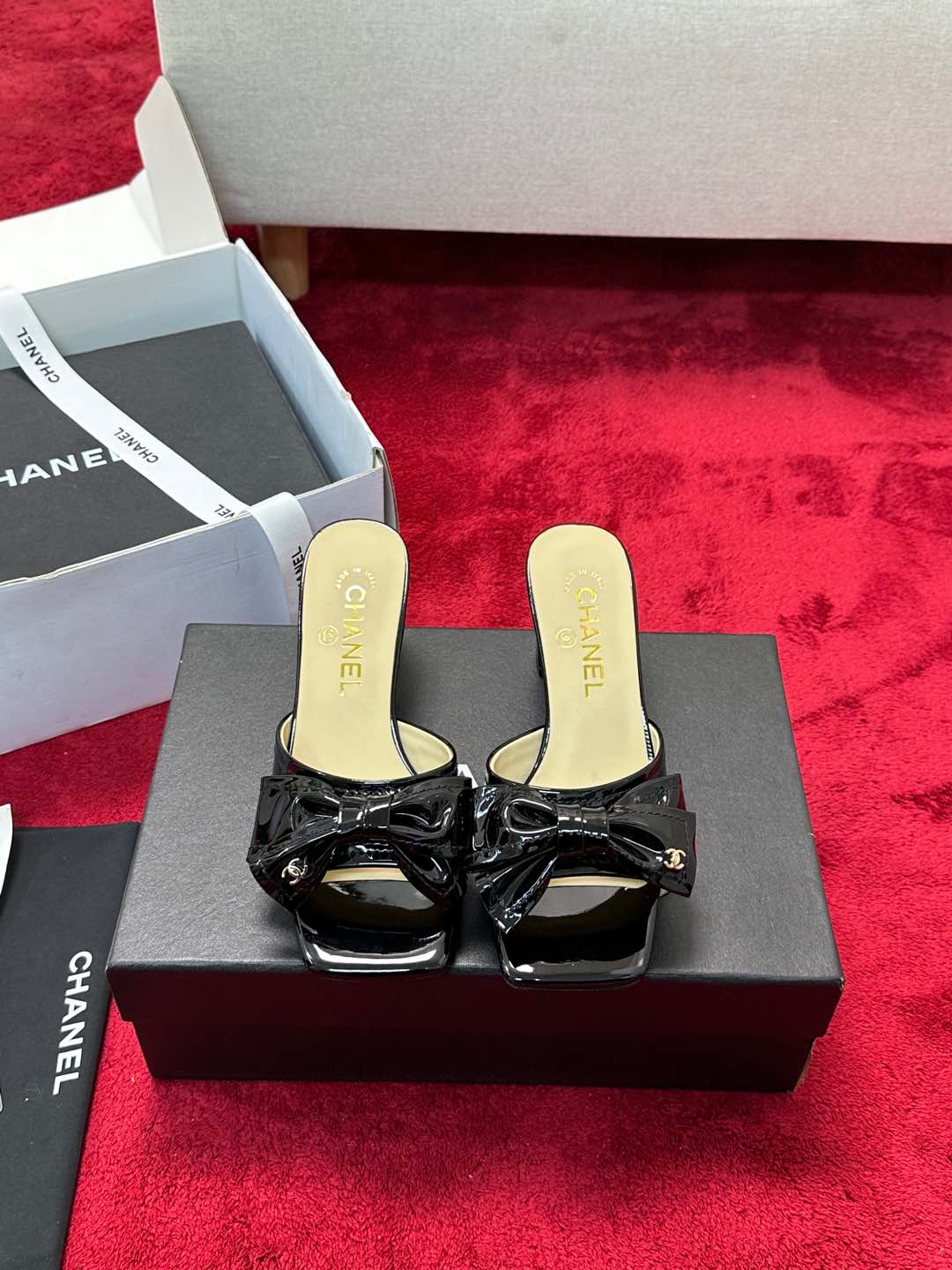 NO:165533,2025 Xiaoxiang must-have items for this season in autumn and winter!  !  Chanel's autumn and winter heavy industry hot product, Xiaohongshu is highly recommended, it looks good no matter how you match it, and it is a must-have for fashionable things. Chanel's women love simple but irresistible combinations show unique styles of dressing, free mixing and matching, and keep up with the fashionable pace of Grandma Shixiang!  !  !  Exquisite details enlarge the original mold opening hardware buckle. Top version purchasing level is created ★The upper is made of original custom cowhide (silk) sheepskin inner lining, sheepskin footbed, genuine leather sole, size 35-39 (40, 41 custom made, slippers, chanel, slippers, cowhide, sheepskin, silk fabric198609092025小香 本季秋冬季必备单品！！ 香奈儿秋冬重工爆款 小红书力推款,怎么搭配都好看,时髦精必备,香奈儿女士钟爱简约又难以抗拒系搭配展现与众不同的穿搭风格、自由混搭闪耀到位跟紧香奶奶时尚步伐！！！精致细节放大看原版开模五金扣 顶级版本代购级别打造★鞋面采用原版定制牛皮（绸缎）羊皮内里,羊皮垫脚,真皮底,码数35-39（40、41定做,拖鞋,chanel,slippers,cowhide,sheepskin,silk fabric,Women's Shoes