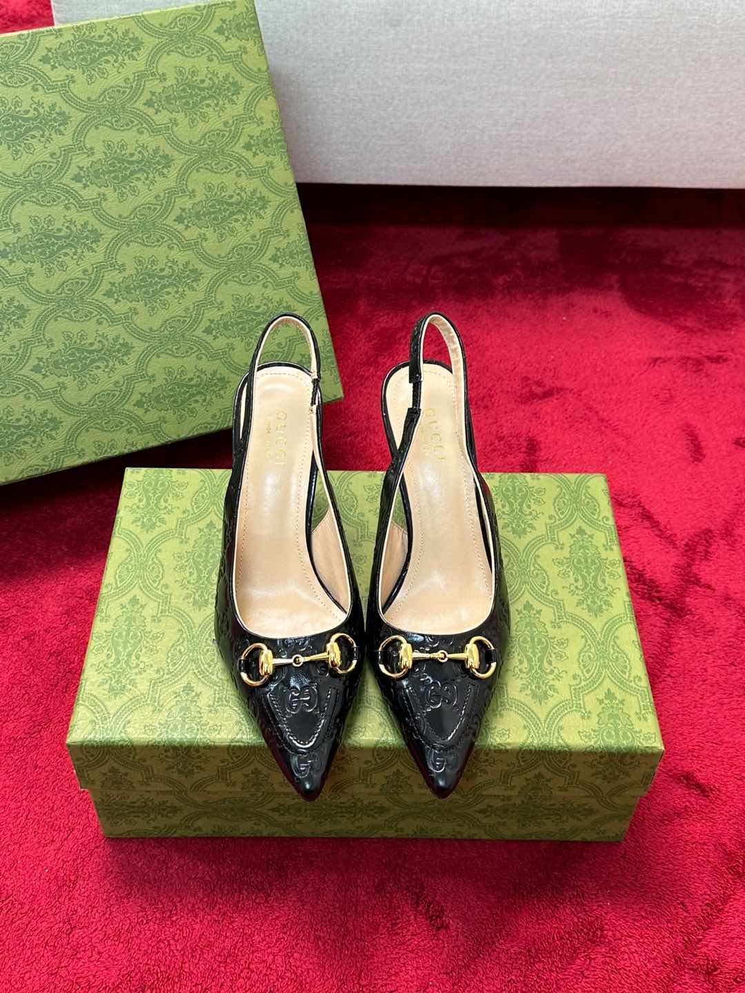 NO:129682,Cowhide embossed Gucc* classic horse-biting pointed toe high-heeled sandals This model was sold last year. It is a hot model for our family. It has been popular. This year, it has also released a new color scheme with a high recognition and texture. It is undeniable to say that high-end fabrics are made of original custom materials. The inner foot pads are all sheepskin imported from Italy. Size 35-39 (customized by 40/41/42), sandals, gucci, sandals, cowhide, sheepskin19860909牛皮压花 Gucc*经典马衔扣尖头后空高跟凉鞋 这款去年就有在出售 是我们家爆款 热度一直不减 今年还出了新配色 辨识度超高复古又有质感 说不来的高级 面料采用原版定制材质 内里垫脚均为羊皮 意大利进口牛皮大底 码数35-39（40/41/42定制）,凉鞋,gucci,sandals,cowhide,sheepskin,Women's Shoes