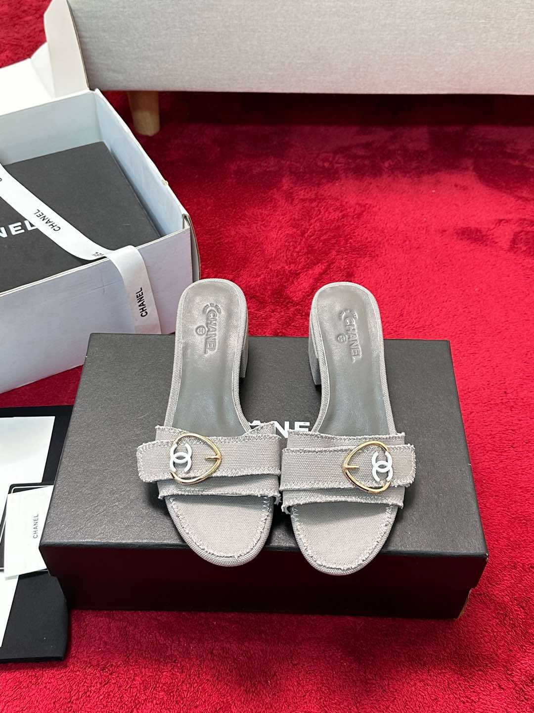 NO:165511,Xiaoxiang official website synchronized the higher version CHANEL 2025 latest model, original one-to-one development, must-have hot products for Xiangjia in spring and summer, goddess series, with the elegant and famous temperament of Xiangjia, super durable, irresistible, irresistible upper Chanel custom material imported sheepskin (the original version is consistent) Italian imported leather sole Full set of packaging Standard code 35-41 40 41 Custom made no return or exchange), slippers, chanel, chanel, chanel, slippers, sheepskin, Leather soles19860909小香官网同步高版本 CHANEL 2025最新款,原版一比一开发 春夏季香家必备爆款,女神系列,拥有香家特色优雅名媛气质,超级耐看,让人无法抗拒 鞋面香奈儿定制材料 内里脚进口羊皮（原版一致） 意大利进口真皮大底 全套包装 标准码 35-41 40 41定做不退换）,拖鞋,chanel,chanel,chanel,slippers,sheepskin,Leather soles,Women's Shoes