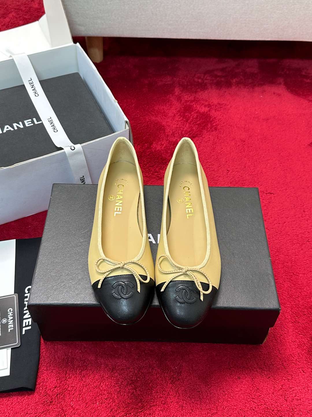 NO:231385,Chanel new color ballet shoes original 1:1 replica classics. It is perfect for pairing with pants and skirts. The small round head design is very good to modify the foot shape, a must-have for little fairies!  Heel height 2.5cm Size 35-41 (40 custom made without return), ballet shoes, chanel, skirts19860909Chanel 新色芭蕾舞鞋 原版1:1复刻 经典中的经典 无论搭配裤装还是裙装都是完美 小圆头的设计很好的修饰脚型 ,小仙女们必备！ 跟高2.5cm 码数 35-41（40定制不退换),芭蕾舞鞋,chanel,skirts,Women's Shoes