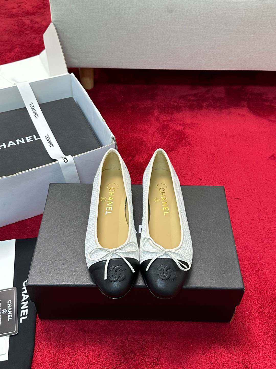 NO:231388,Chanel new color ballet shoes original 1:1 replica classics. It is perfect for pairing with pants and skirts. The small round head design is very good to modify the foot shape, a must-have for little fairies!  Heel height 2.5cm Size 35-41 (40 custom made without return), ballet shoes, chanel, skirts19860909Chanel 新色芭蕾舞鞋 原版1:1复刻 经典中的经典 无论搭配裤装还是裙装都是完美 小圆头的设计很好的修饰脚型 ,小仙女们必备！ 跟高2.5cm 码数 35-41（40定制不退换),芭蕾舞鞋,chanel,skirts,Women's Shoes