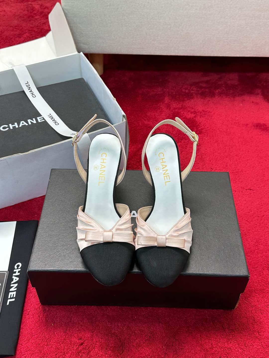 NO:164453,CHANE*｜Xiaoxiang 25C early spring new product Satin bow sandals series!  French style is so beautiful!  This is what the elegant and romantic fairy should be like! The minimalist color combination and satin bow are deeply rooted in people's hearts~ Whether it is matched with skirts or casual clothes, it fits well! The fabric is made of original custom silk material, the inner foot pads are all silk sheepskin, imported cowhide, cowhide, cowhide, cowhide, cowhide, cowhide, cowhide, cowhide, heels, heel height 2cm/9cm size35-39 (customized by 40/41), sandals, chanel, sandals, skirts, chords, silk fabric19860909CHANE*｜小香25C早春新品 缎面蝴蝶结凉鞋系列！ 法式风情 真是美到心尖尖上啦！ 优雅又浪漫的仙女应该就是这样吧! 极简的配色加上绸缎蝴蝶结深入人心~ 无论搭配裙装还是休闲着装都很契合哈! 面料采用原版定制真丝材质 内里垫脚均为丝绸羊皮 意大利进口牛皮大底 跟高2cm/9cm size35-39（40/41定制）,凉鞋,chanel,sandals,skirts,cowhide,sheepskin,real silk,silk fabric,Women's Shoes