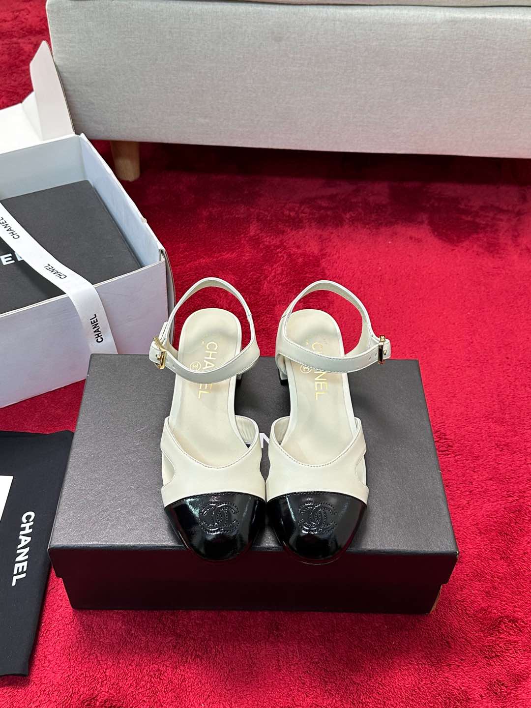 NO:164455,CHANE*｜Xiaoxiang 25C new color-blocking double C thick heel sandals The upper is imported calf patent leather, the inner tiptoe is all silk sheepskin imported Italian cowhide sole size35-39 (customized by 40/41), sandals, chanel, sandals, cowhide, sheepskin19860909CHANE*｜小香25C新品 拼色双C粗跟凉鞋 鞋面采用进口小牛漆皮 内里踮脚均为丝绸羊皮 意大利进口牛皮大底 size35-39（40/41定制）,凉鞋,chanel,sandals,cowhide,sheepskin,Women's Shoes