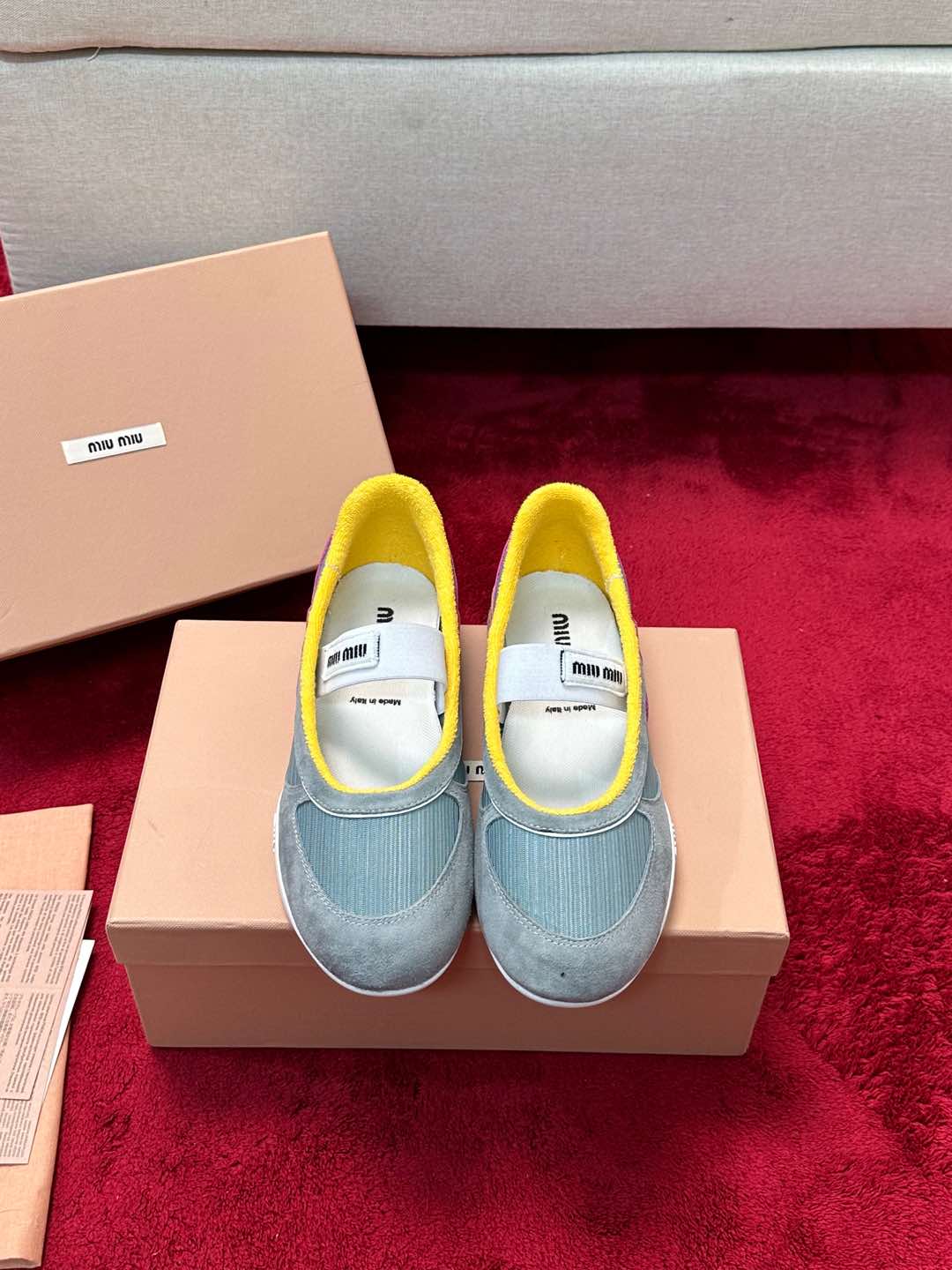 NO:234978,Miu Mi* New Spring and Summer Products Purchase Level I am the details control. The fabric is thin and clear. The thin and clear fabric is different from the market. The leather is slightly rubbed with the old version. The casual and fashionable. Versatile and comfortable. New popular products are coming~ The upper is imported Yangjing. Stainless cowhide. Mesh cloth. The inner terry cloth. The footbed imported cowhide. The original molded sole of the large sole. The size is 35-41. Single shoes, miumiu, cowhide, sheep19860909Miu Mi* 春夏新品 代购级别 我是细节控 面料对版zp单薄清透区别于市场不对版厚面料 皮料对版zp轻微擦旧 随性而为 复古时髦 百搭舒适 新爆款来袭～ 鞋面进口羊京.擦色牛皮.网布 内里进口毛巾布 垫脚进口牛皮 大底原版开模大底 码数35-41,单鞋,miumiu,cowhide,sheep,Women's Shoes