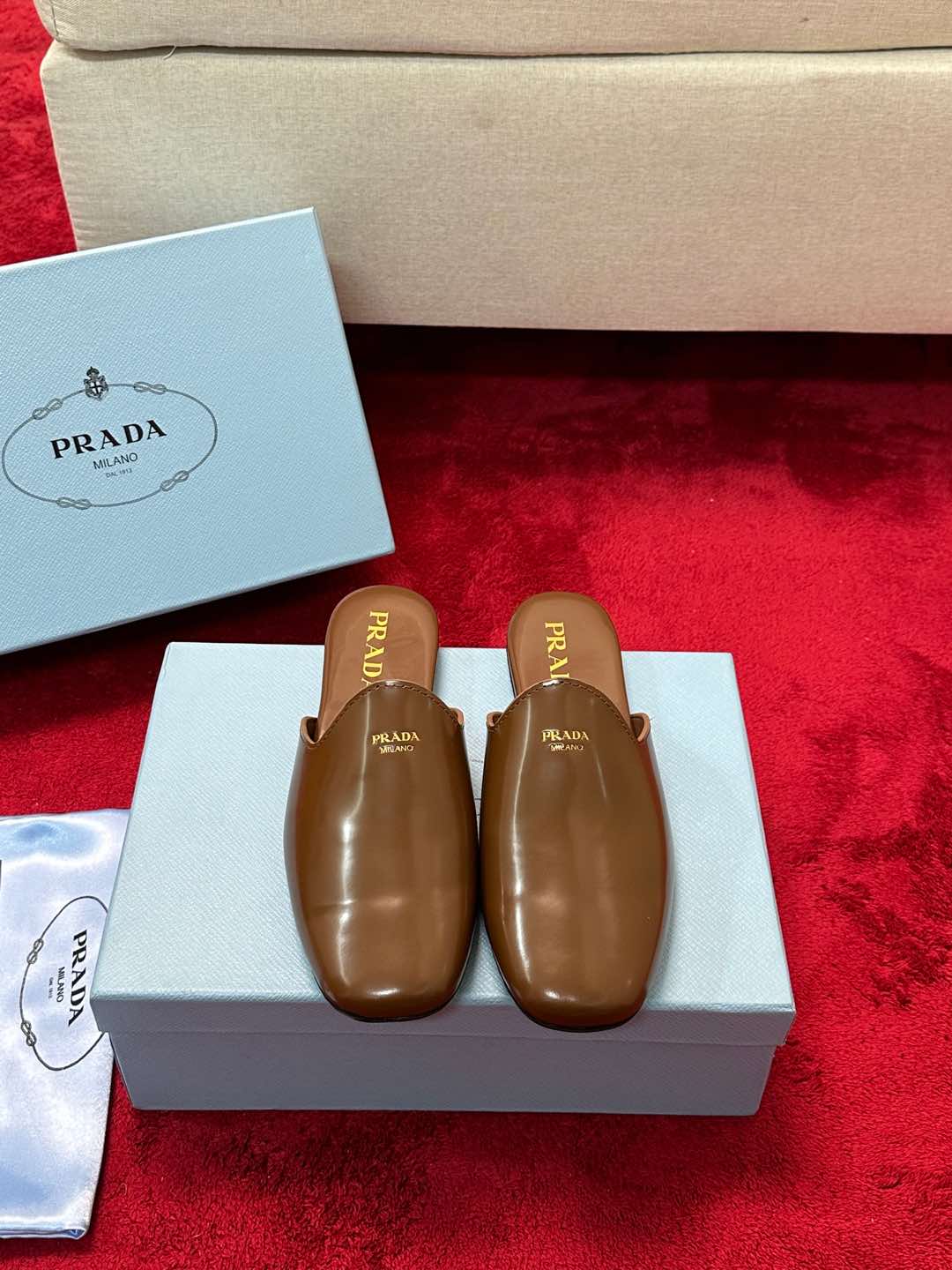 NO:234973,Prad* 25ss Prada catwalk retro semi-drag, hot!  The catwalk style is retro and fashionable, casual and versatile, fashionable and casual, unique taste, everyone loves and easily controls it. It will explode every year. It is enough to conquer you, wear it, casual and fashionable, both without mistakes, simple and handsome on the feet, imported fabric, edge beads, inner foot pads, transparent sheepskin, soft and delicate, rubber beef tendon thick bottom, standard number: 35-41 (41 custom-made, non-return, semi-torque, prada, prada, sheepskin19860909Prad* 25ss 普拉达走秀款复古半拖 爆款！走秀款 复古感时髦满满 随意百搭 时尚休闲 独到味道,人人都爱也轻松驾驭 每年都会爆.足以征服你,穿上它,休闲时髦 两不失误 上脚简单帅气 面料进口开边珠 内里垫脚透染羊皮柔软细腻 橡胶牛筋厚底 标准码数:35-41（41定制不退换,半拖,prada,prada,sheepskin,Women's Shoes