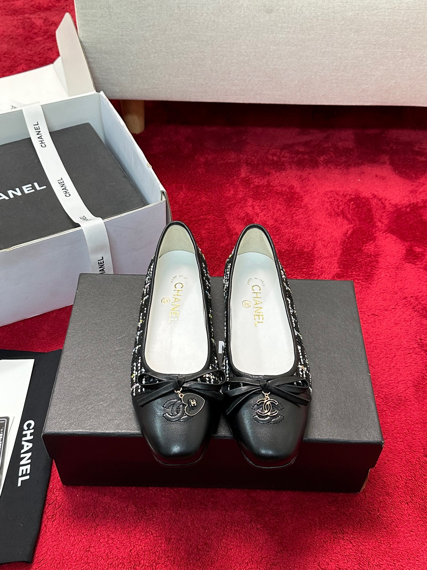 NO:231404,Dongguan goods chane* Xiaoxiang C home 2025 S New early autumn model Xiaoxiangjia's most popular square-toe single shoes this year. It's hard to find a counter. Pointed toe design. Cute and cute. It's a sweet girl when worn. It's really special and fashionable. The smooth shoe shape is full of high-end feeling. At this moment, I have countless outfits. Customized silk sheepskin on the upper. Inner footsteps imported Australian sheepskin sole. Genuine leather. Size: 35-39 (40 41 custom made without return and exchange!), single shoes, chanel, chanel, sheepskin, silk fabric19860909东莞货 chane*小香C家2025 S 早秋新款 小香家今年最火的方头单鞋 专柜根本一鞋难求 尖头设计 呆萌可爱 穿起来就是甜美女孩 真的特别又时尚 流畅的鞋型满满的高级感  此刻脑补无数个穿搭 鞋面定制绸缎羊皮 内里垫脚进口澳洲羊皮 鞋底真皮 Size:35-39(40 41定做不退换！）,单鞋,chanel,chanel,sheepskin,silk fabric,Women's Shoes