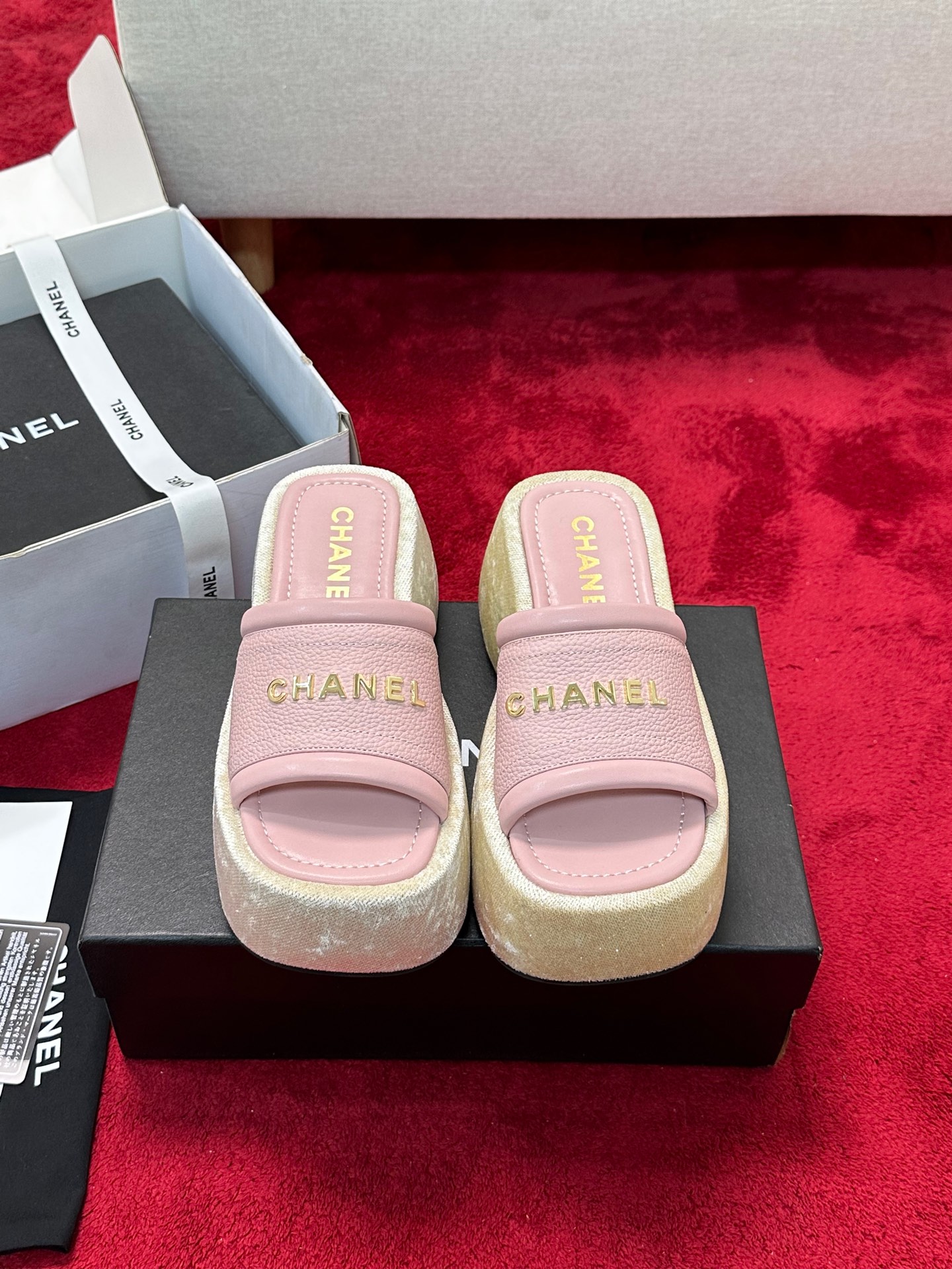 NO:164520,CHA Xiaoxiang 25P spring and summer new product sandwich, Grandma Xiang’s usual elegant and famous temperament, full of high-end feeling!  It’s very nice to wear barefoot or paired with skirts or trousers, it’s very versatile!  Invincible beauty!  Special fairy, girlish, upper is embroidered with imported satin, inner foot pad is mixed-bred sheepskin, anti-slip wear-resistant rubber sole Size35-39 (customized by 34, 40/41), slippers, slippers, skirts, sheepskin, silk fabric19860909CHA小香25P春夏新品凉拖 香奶奶家一贯的优雅名媛气质 高级感十足！上脚非常nice～ 不管光脚穿或搭配裙装、裤装、 都非常百搭！无敌美！特别仙 少女感爆棚 鞋面采用进口绸缎刺绣 内里垫脚是混种羊皮 防滑耐磨橡胶大底 Size35-39（34,40/41定制）,拖鞋,slippers,skirts,sheepskin,silk fabric,Women's Shoes