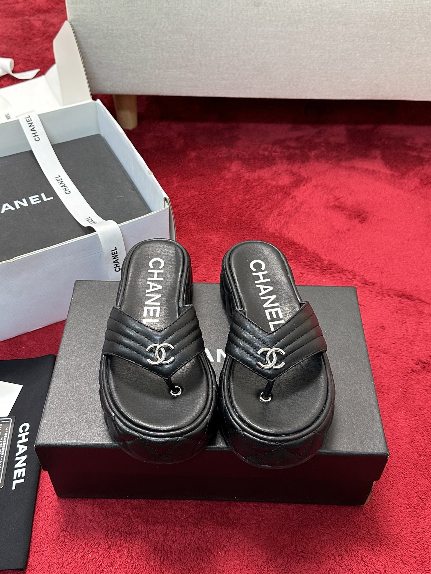 NO:164529,CHANE* 2025ss Xiaoxiang Spring and Summer New Style Hot Thick-soled Casual Slippers Counter Synchronization The counter is very popular. A very difficult-to-buy shoe. The most popular thick-soled slippers on the entire network. You can imagine that Xiaoxiangkong cannot miss it. The appearance and comfort coexist. Simple and versatile thick-soled ** Super versatile. Whoever wears it with your eyes closed will look good. Upper imported sheepskin/original denim fabric. The inner imported sheepskin. The original open-molded sole. Size: 35-40 (40 41 42 customized and not returned or exchanged) Slippers, slippers, chanel, sandals, slippers, sheepskin19860909CHANE* 2025ss小香春夏新款火爆厚底休闲拖鞋 专柜同步 专柜非常火爆 非常难买的一款鞋 全网最火的厚底拖鞋 可想而知小香控不可错过的 颜值与舒适并存的 简约百搭厚底**超级百搭,闭眼入谁穿谁好看 鞋面进口羊皮/原版丹宁面料 内里进口羊皮里 大底原版开模大底 码数:35-40（40 41 42定做不退换） 拖鞋凉鞋,拖鞋,chanel,sandals,slippers,sheepskin,Women's Shoes