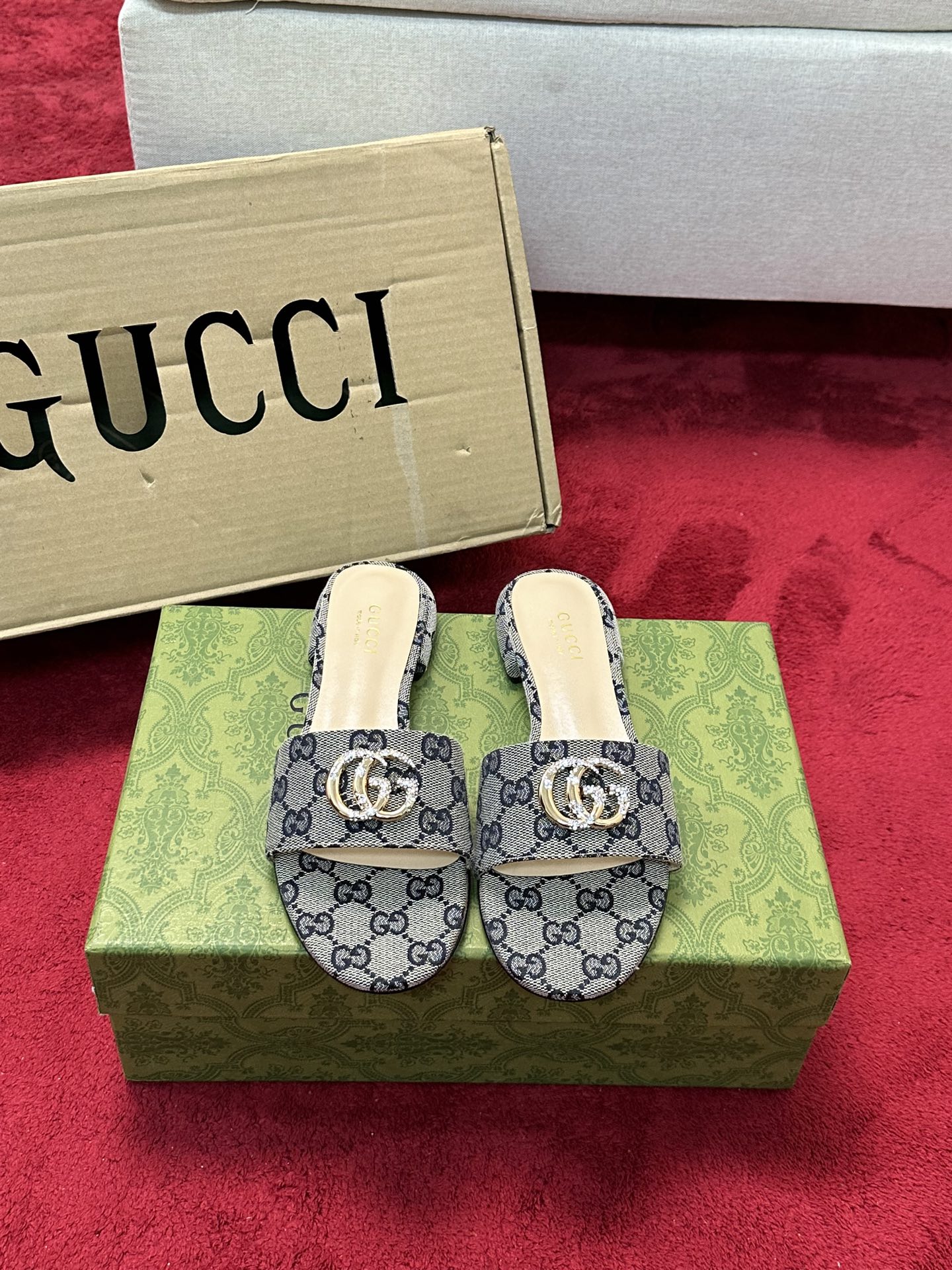 NO:164523,2025 Early Spring GUCCI Double G Diamond Button Slippers As an outstanding representative of Gucci design inheritance, Jordaan series of horse-bit loafers vividly demonstrate the classic and elegant style. This shoe uses the brand's iconic letter pattern canvas, creating a timeless classic. The shoe is soft in material, exquisite and smooth in silhouette, showing the elegance of everyday. Upper cowhide/floral fabric, inner/foot-pad high-end lambskin sole, top Italian genuine leather sole, heel high flat sole, code 35-42 (customized for 41/40/42, no return or exchange), slippers, gucci, loafers, slippers, cowhide, sheepskin198609092025早春GUCCI 双G钻扣平底拖鞋 作为Gucci设计传承的杰出代表,Jordaan系列饰马衔扣乐福鞋生动彰显经典优雅格调.这款鞋履采用品牌标志性字母图案帆布,成就隽永经典.这款鞋履材质柔软,廓形精致流畅,彰显日常优雅风范 鞋面牛皮/花布 内里/垫脚高档小羊皮 鞋底意大利顶级真皮底 跟高平底 配码35-42（41/40/42定做不退换）,拖鞋,gucci,loafers,slippers,cowhide,sheepskin,Women's Shoes