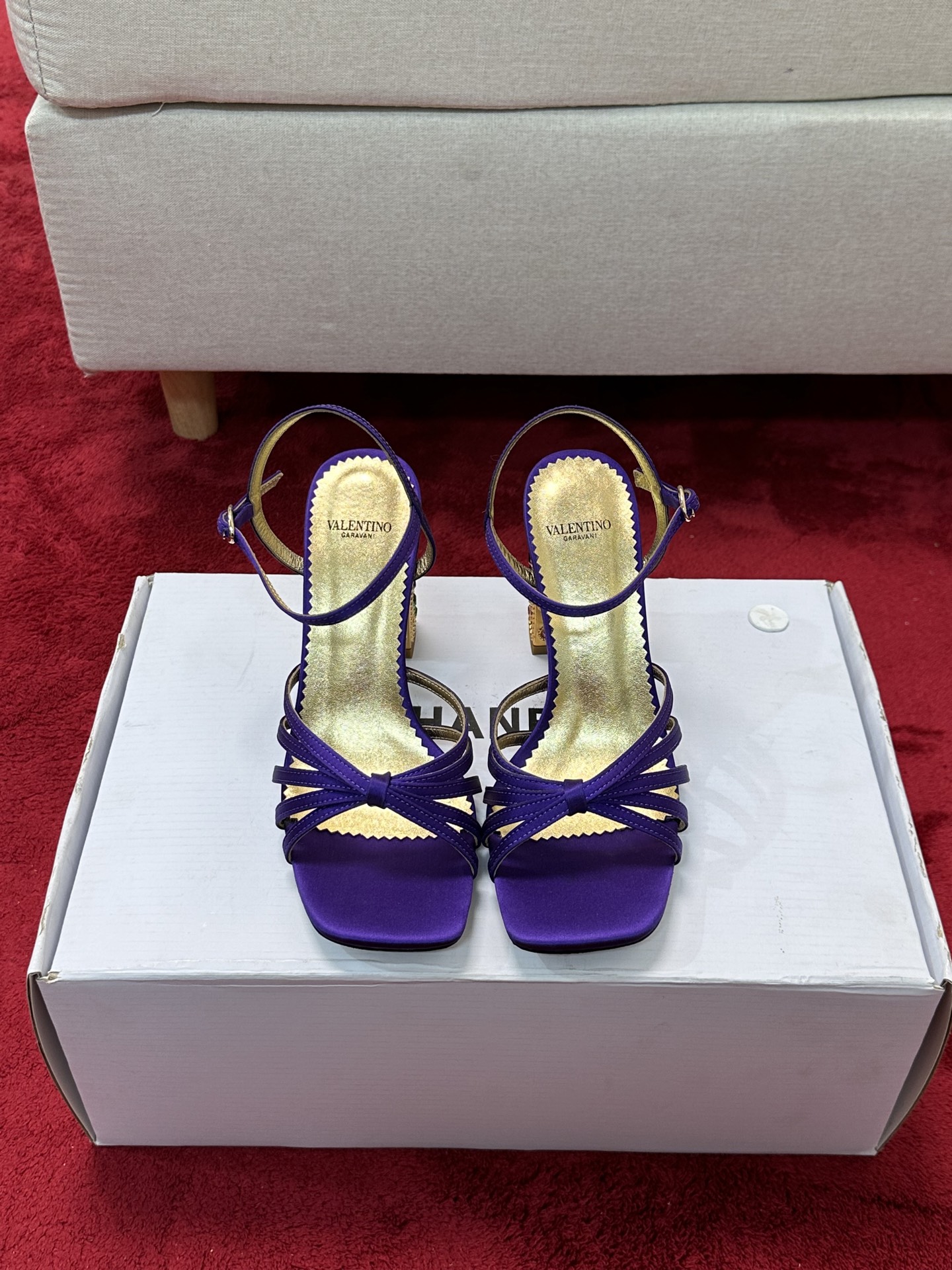 NO:234325,Valentino/Valentino 25ss new product, crystal heel high heel sandals. If you like French elegance, come to Pick, which will double your summer outfit temperament~ The upper is covered with BlingBling's rhinestones, which looks very good on your feet!  Essential in summer. The upper is imported from original cowhide. The inner lining is made of mixed lambskin. The Italian imported A-grade leather outsole. Heel height 9cm. Size35-39 (customized by 40/41), high heels, valentino, valentino, sandals, high heels, cowhide, sheepskin, Leather soles19860909Valentino/华伦天奴25ss新品 水晶跟高跟凉鞋 喜欢法式优雅的来Pick这双 会让你的夏日穿搭气质翻倍哦～ 鞋面镶满BlingBling的水钻爆闪 上脚特别好看！夏天必不可少 鞋面采用原厂进口牛皮 内里采用混种小羊皮 意大利进口A级真皮大底  跟高9cm Size35-39（40/41定制）,高跟鞋,valentino,valentino,sandals,high heels,cowhide,sheepskin,Leather soles,Women's Shoes