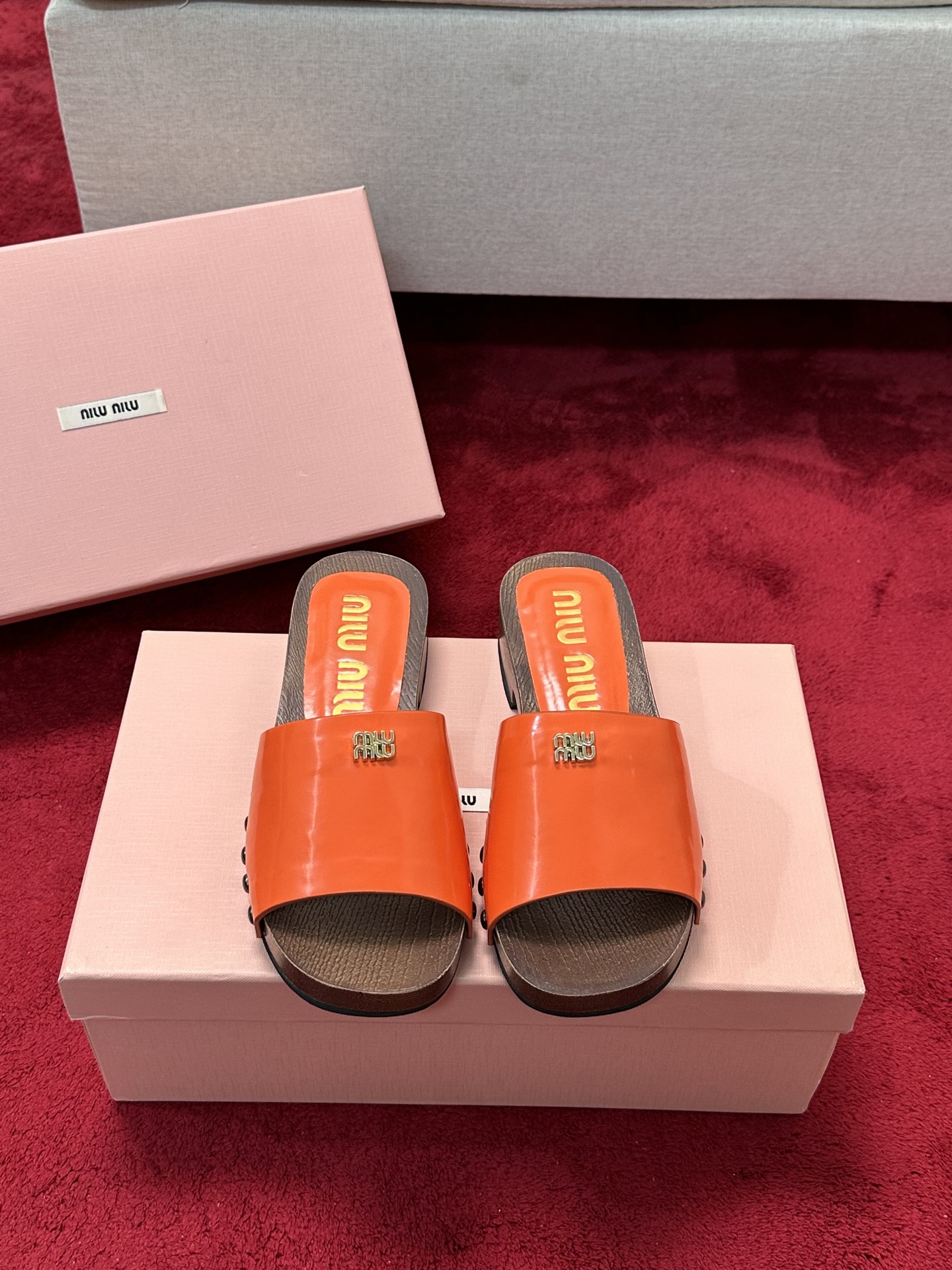 NO:164526,MiuMiu Spring and Summer Slippers, 25 shows, the most popular item. The simple upper, the golden miumiu letter logo is very eye-catching (there are 10 four colors for socks) and half-legged socks are decorated to look particularly beautiful and fashionable. Fashion is a cycle, the thick heel water table design is retro, practical and durable, a must-have item for spring and summer outfits!  A true beautiful little fairy imported upper frosted cowhide/paper leather Sole original open molded clog combination sole size35-39 (40 41 custom made without return), slippers, miumiu, slippers, cowhide, socks19860909MiuMiu缪缪春夏秀款拖鞋 25秀款出镜率最高单品 简约鞋面金色miumiu字母logo非常的醒目（袜子10四个色可选）搭配半脚袜饰以装饰,显得格外的好看时髦 时尚就是个轮回,粗跟水台设计复古实用耐穿, miu精灵春夏穿搭必备单品！妥妥的美丽小仙女 鞋面进口磨砂牛皮/漆皮 鞋底原版开模木屐组合大底 防滑掌 size35-39（40 41 定制不退换）,拖鞋,miumiu,slippers,cowhide,socks,Women's Shoes