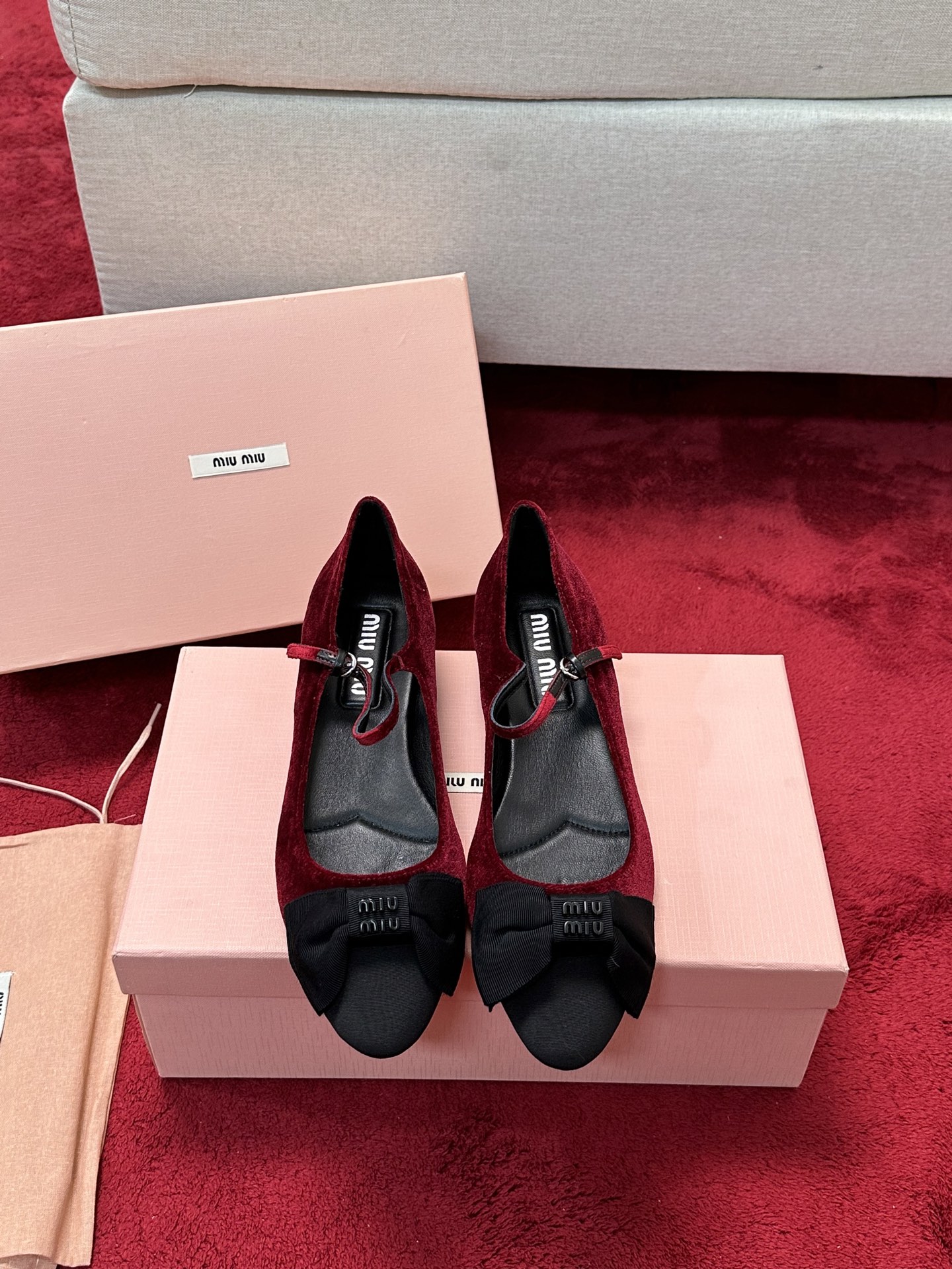 NO:234316,Miu Miu New Spring and Summer Mary Jane Single Shoes, Bow-Tie Lady Lady Style, Low Heels, Look at Miumiu's high heels, and the foot is really amazing. The hollowed-out single shoe is also a sexy and integrated high heels, which are not tired of wearing, and close your eyes! Imported fabrics of ox painted lambskin   velvet inner sheepskin Size 35-39 (40 customized, no return or exchange) Heel height 3.5cm, sandals, miumiu, sandals, mary jane, high heels, sheepskin19860909Miu Miu 新款春夏玛丽珍单鞋 蝴蝶结天鹅绒淑女范 低跟鞋 一眼看上miumiu这双高跟鞋,上脚果然更惊艳,镂空一字带单鞋 也是采用拼色设计性感与于一体的高跟鞋,穿着不累脚,闭眼入! 面料进口牛漆小羊皮 天鹅绒 内里 羊皮 码数35-39（40订做不退换）跟高3.5cm,凉鞋,miumiu,sandals,mary jane,high heels,sheepskin,Women's Shoes