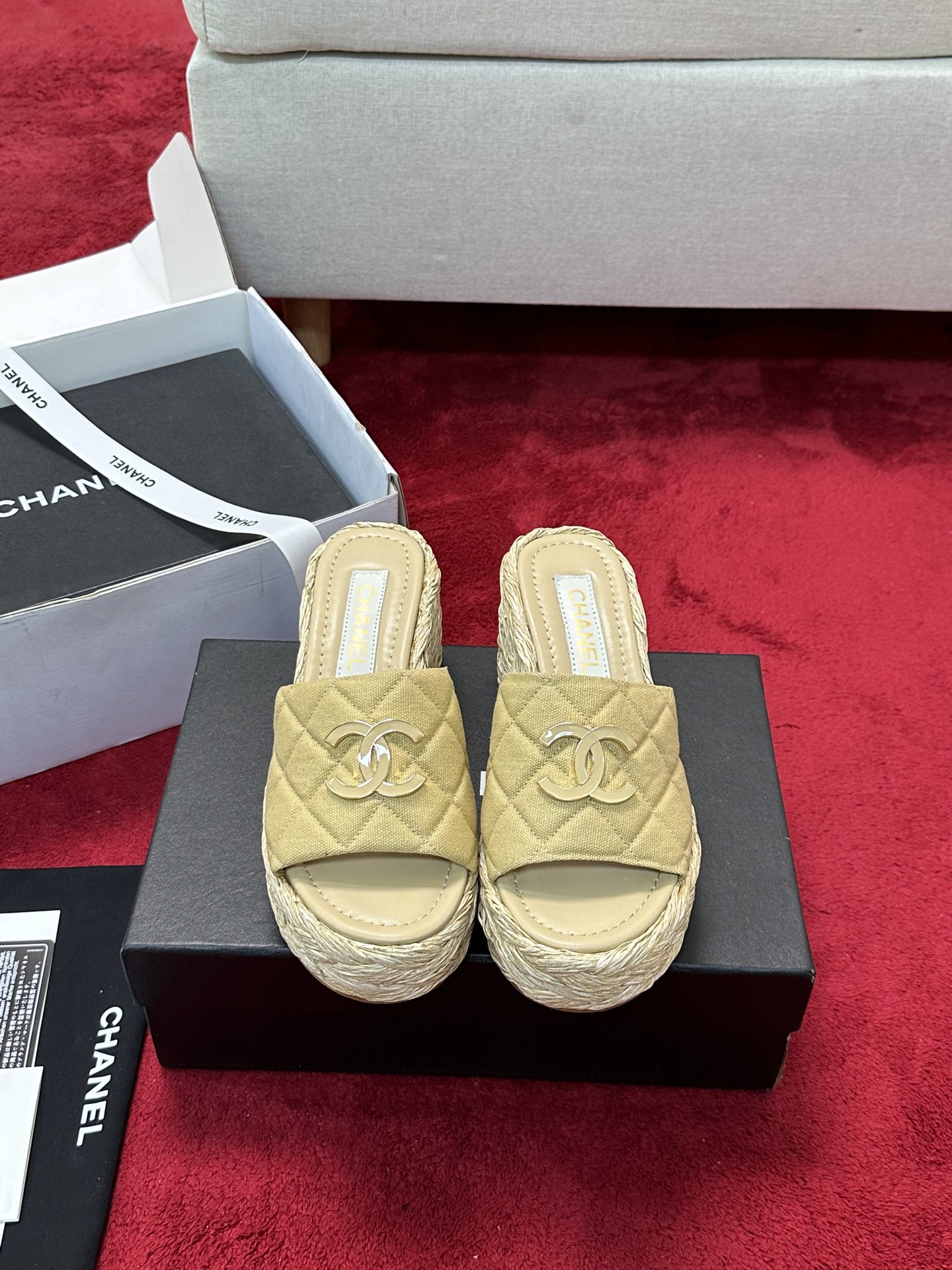 NO:167339,* 25P early autumn woven sandals. The counter is simply snatched up. Photos from major social platforms are popular. This episode of the catwalk is definitely too handsome. It is definitely the most popular style of this season. The counter fairies are really too aware of the goods. They don’t get stuck or scratch their feet. The texture is very soft and comfortable. Classic black and white combination, super versatile. 1 fabric: counter original sheepskin silk 2 lining: environmentally friendly mixed sheepskin 3 soles: rubber 5 size 35-40 (40 41 custom made, slippers, slippers, sheepskin, silk fabric19860909* 25P早秋最爆编织凉拖鞋 专柜简直疯抢了,各大社交平台热门晒图,这期的走秀款绝对太帅了,绝对是这一季最热门的款式,专柜仙女们真的太识货了,不卡脚也不会磨脚,质感上脚是非常柔软舒服的.经典的黑白配,超级百搭. 1面料:专柜原版羊皮 绸缎 2内里:环保混种羊皮 3大底:橡胶 5码数35-40（40 41定做,拖鞋,slippers,sheepskin,silk fabric,Women's Shoes